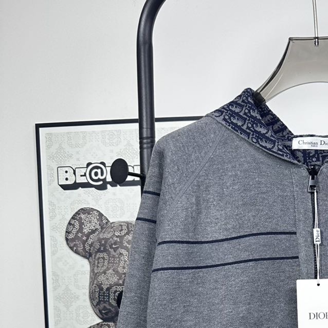 p220
款号:N105
迪奥Dior 双面穿羊绒老花logo连帽针织外套

超级厚实的一款外套!第一面是纯色logo拼接，第二面是Dior经典老花!面料是进口羊绒十羊毛混纺，摸起来如婴儿皮肤般细腻柔软 做工精细 懂货的来！

颜色：灰色 藏青色
尺码：S M L XL