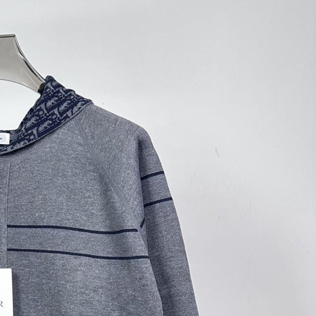 p220
款号:N105
迪奥Dior 双面穿羊绒老花logo连帽针织外套

超级厚实的一款外套!第一面是纯色logo拼接，第二面是Dior经典老花!面料是进口羊绒十羊毛混纺，摸起来如婴儿皮肤般细腻柔软 做工精细 懂货的来！

颜色：灰色 藏青色
尺码：S M L XL