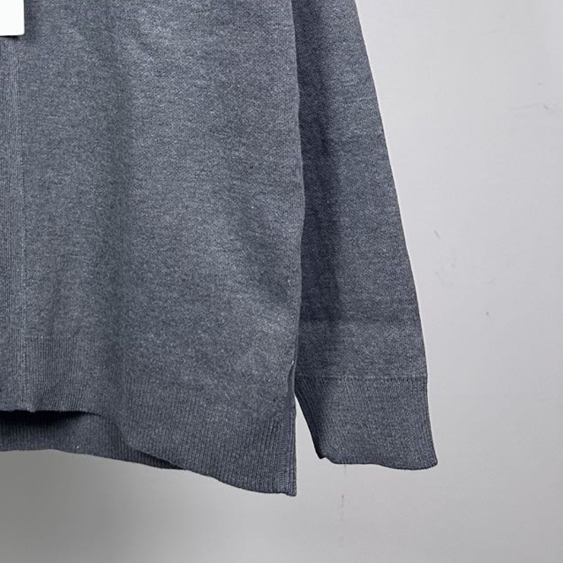 p220
款号:N105
迪奥Dior 双面穿羊绒老花logo连帽针织外套

超级厚实的一款外套!第一面是纯色logo拼接，第二面是Dior经典老花!面料是进口羊绒十羊毛混纺，摸起来如婴儿皮肤般细腻柔软 做工精细 懂货的来！

颜色：灰色 藏青色
尺码：S M L XL