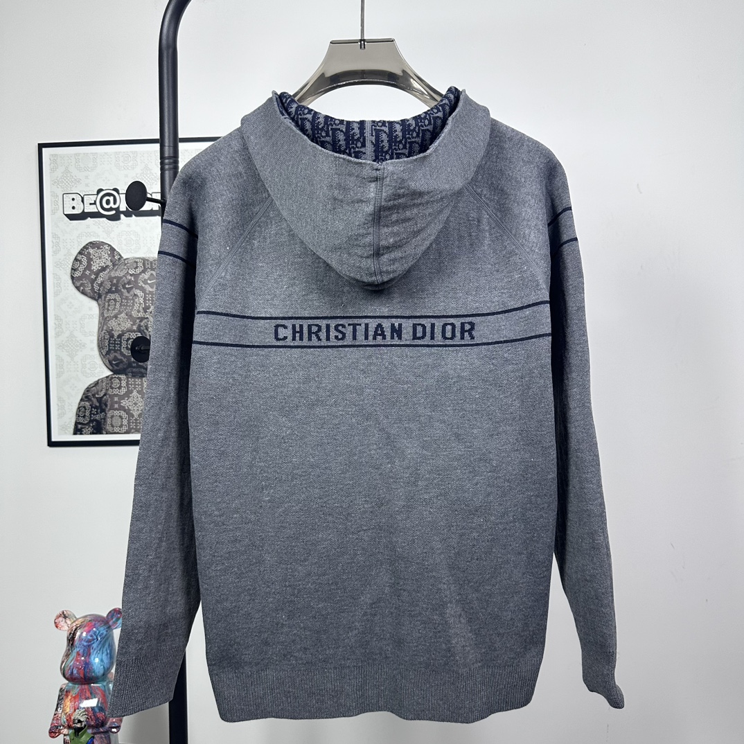 p220
款号:N105
迪奥Dior 双面穿羊绒老花logo连帽针织外套

超级厚实的一款外套!第一面是纯色logo拼接，第二面是Dior经典老花!面料是进口羊绒十羊毛混纺，摸起来如婴儿皮肤般细腻柔软 做工精细 懂货的来！

颜色：灰色 藏青色
尺码：S M L XL