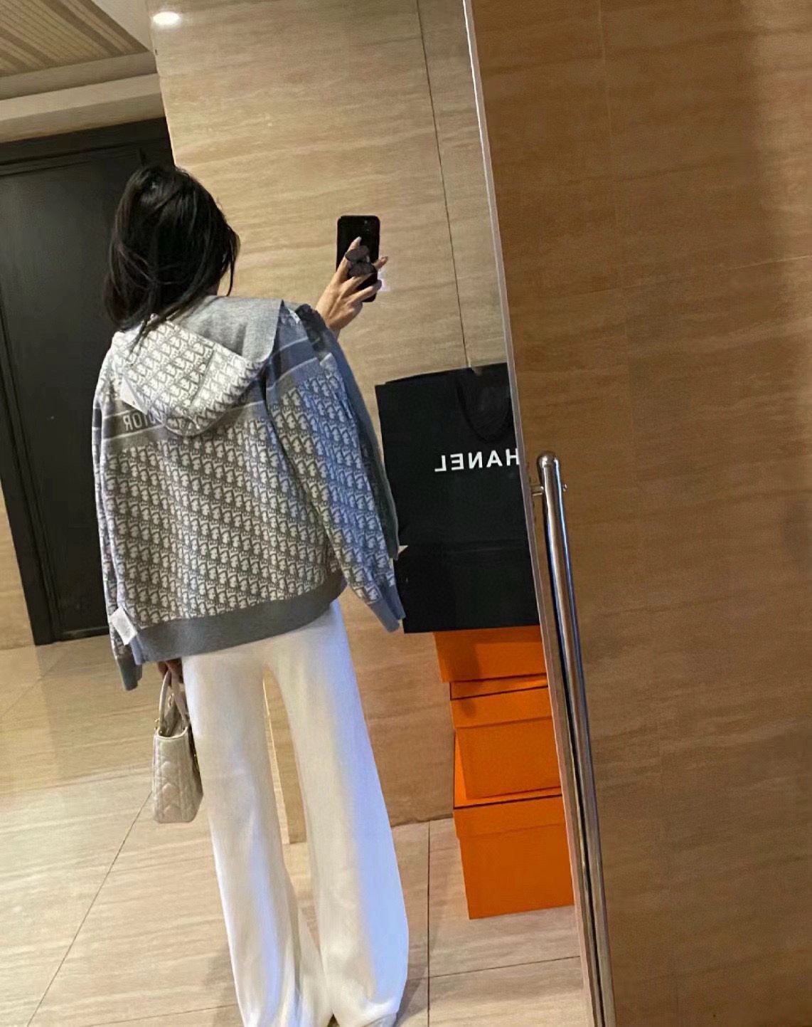 p220(模特图)
款号:N105
迪奥Dior 双面穿羊绒老花logo连帽针织外套

超级厚实的一款外套!第一面是纯色logo拼接，第二面是Dior经典老花!面料是进口羊绒十羊毛混纺，摸起来如婴儿皮肤般细腻柔软 做工精细 懂货的来！

颜色：灰色 藏青色
尺码：S M L XL