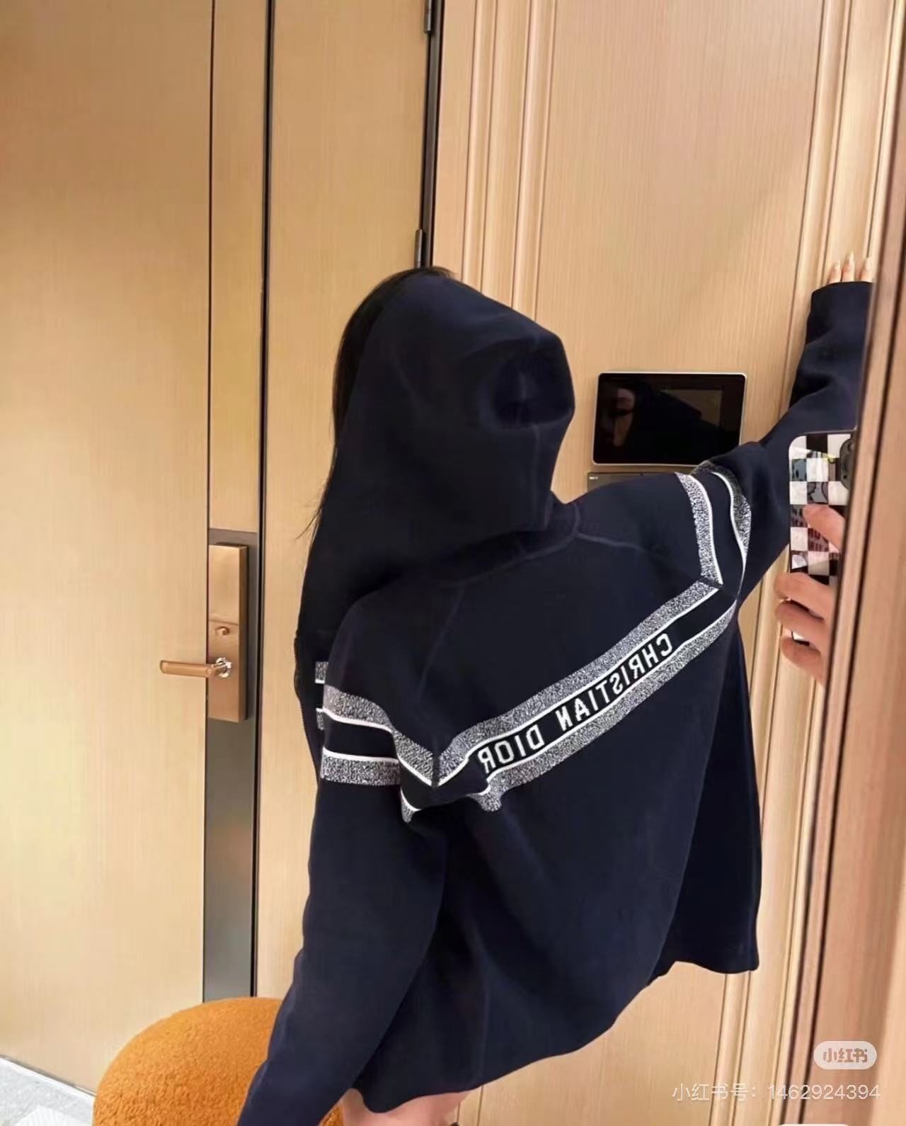 p220(模特图)
款号:N105
迪奥Dior 双面穿羊绒老花logo连帽针织外套

超级厚实的一款外套!第一面是纯色logo拼接，第二面是Dior经典老花!面料是进口羊绒十羊毛混纺，摸起来如婴儿皮肤般细腻柔软 做工精细 懂货的来！

颜色：灰色 藏青色
尺码：S M L XL