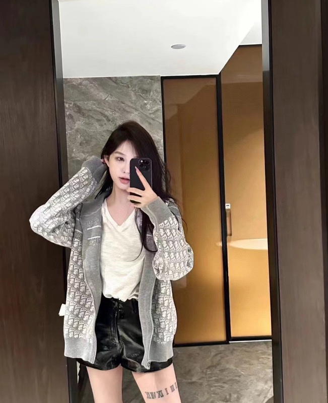 p220(模特图)
款号:N105
迪奥Dior 双面穿羊绒老花logo连帽针织外套

超级厚实的一款外套!第一面是纯色logo拼接，第二面是Dior经典老花!面料是进口羊绒十羊毛混纺，摸起来如婴儿皮肤般细腻柔软 做工精细 懂货的来！

颜色：灰色 藏青色
尺码：S M L XL