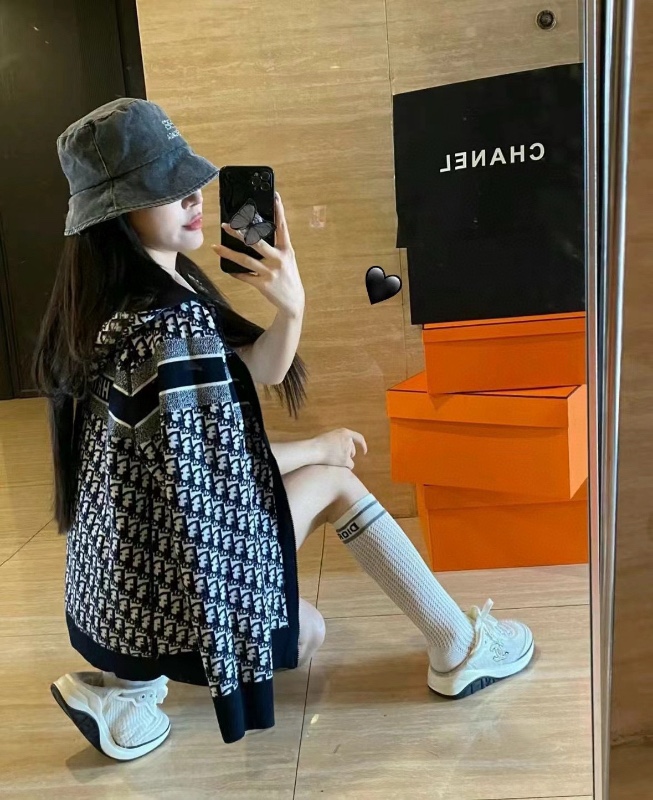 p220(模特图)
款号:N105
迪奥Dior 双面穿羊绒老花logo连帽针织外套

超级厚实的一款外套!第一面是纯色logo拼接，第二面是Dior经典老花!面料是进口羊绒十羊毛混纺，摸起来如婴儿皮肤般细腻柔软 做工精细 懂货的来！

颜色：灰色 藏青色
尺码：S M L XL
