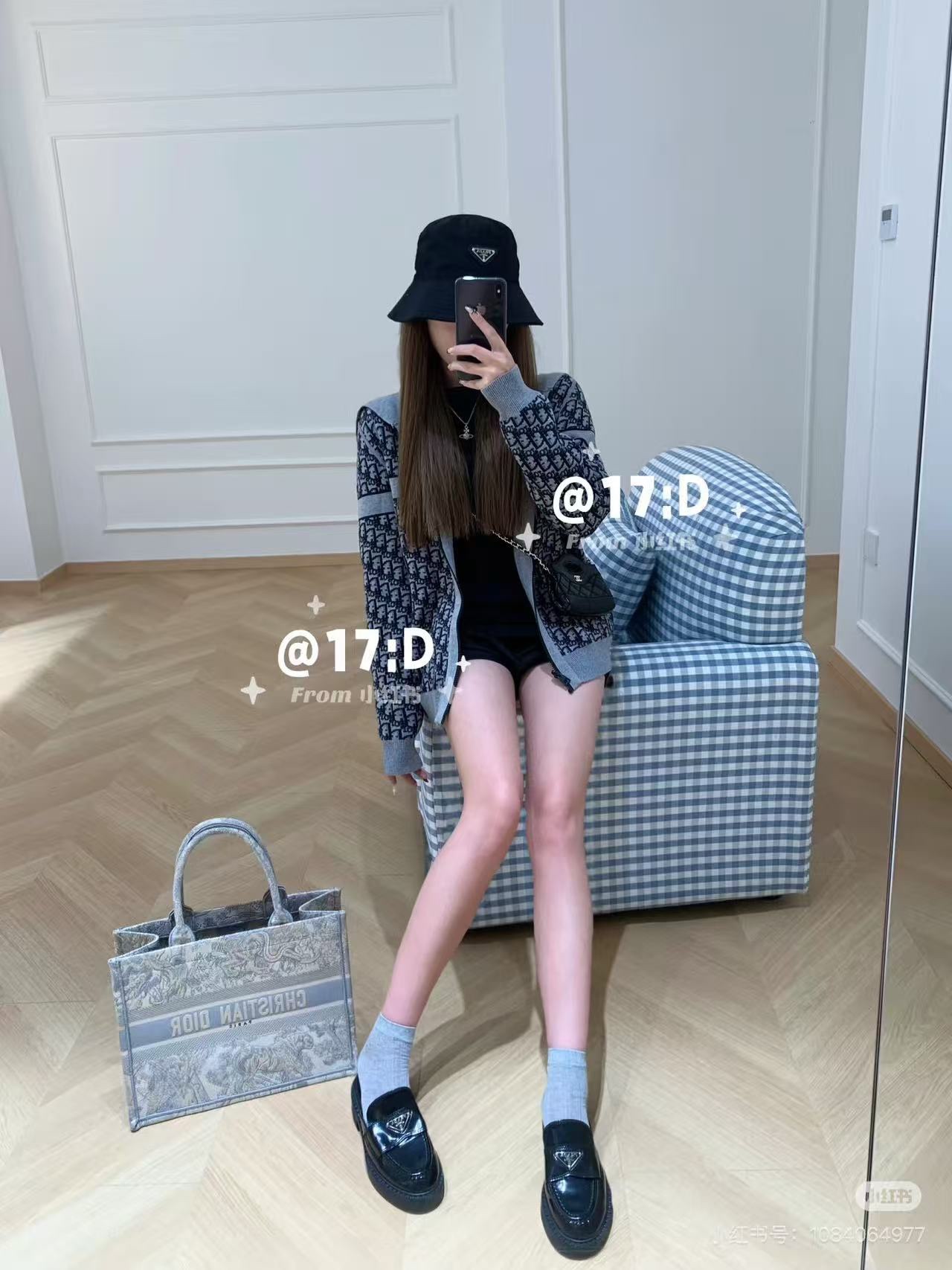 p220(模特图)
款号:N105
迪奥Dior 双面穿羊绒老花logo连帽针织外套

超级厚实的一款外套!第一面是纯色logo拼接，第二面是Dior经典老花!面料是进口羊绒十羊毛混纺，摸起来如婴儿皮肤般细腻柔软 做工精细 懂货的来！

颜色：灰色 藏青色
尺码：S M L XL