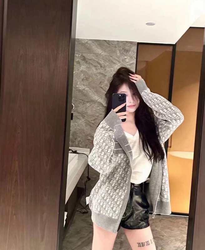 p220(模特图)
款号:N105
迪奥Dior 双面穿羊绒老花logo连帽针织外套

超级厚实的一款外套!第一面是纯色logo拼接，第二面是Dior经典老花!面料是进口羊绒十羊毛混纺，摸起来如婴儿皮肤般细腻柔软 做工精细 懂货的来！

颜色：灰色 藏青色
尺码：S M L XL