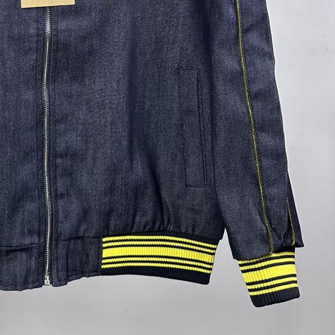 P180
款号：Z49
重磅来袭，新款推荐，EVISU（福神）外套，三标齐全，采用经典棒球服款式，整体以牛仔面料打造，领口、袖口和下摆处有亮眼的黄色条纹装饰，增添活力与复古感。正面有醒目的 “EVISU” 品牌标识，彰显品牌特色。
尤为吸睛的是背面，运用了极具艺术感的印花设计，海浪与老虎等元素结合，色彩搭配华丽，既带有日式传统美学韵味，又充满潮流个性，是将街头风格与品牌经典元素巧妙融合的单品，适合追求独特时尚感的穿搭者。
S-XL