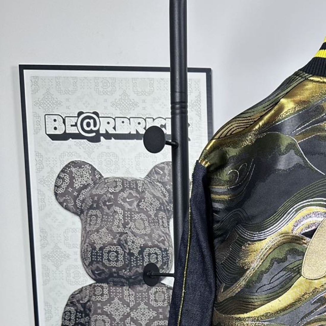 P180
款号：Z49
重磅来袭，新款推荐，EVISU（福神）外套，三标齐全，采用经典棒球服款式，整体以牛仔面料打造，领口、袖口和下摆处有亮眼的黄色条纹装饰，增添活力与复古感。正面有醒目的 “EVISU” 品牌标识，彰显品牌特色。
尤为吸睛的是背面，运用了极具艺术感的印花设计，海浪与老虎等元素结合，色彩搭配华丽，既带有日式传统美学韵味，又充满潮流个性，是将街头风格与品牌经典元素巧妙融合的单品，适合追求独特时尚感的穿搭者。
S-XL