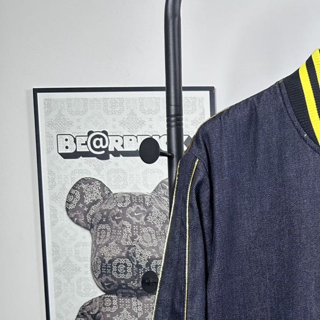 P180
款号：Z49
重磅来袭，新款推荐，EVISU（福神）外套，三标齐全，采用经典棒球服款式，整体以牛仔面料打造，领口、袖口和下摆处有亮眼的黄色条纹装饰，增添活力与复古感。正面有醒目的 “EVISU” 品牌标识，彰显品牌特色。
尤为吸睛的是背面，运用了极具艺术感的印花设计，海浪与老虎等元素结合，色彩搭配华丽，既带有日式传统美学韵味，又充满潮流个性，是将街头风格与品牌经典元素巧妙融合的单品，适合追求独特时尚感的穿搭者。
S-XL