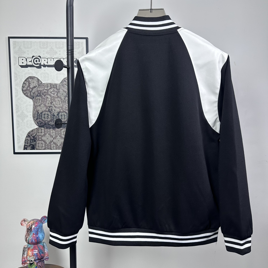 P165
款号：Z50
圣罗兰黑白皮拼接毛呢棒球服外套夹克男女同款

正确做工版本原标，各大网红主推款转图必卖 
『四季街头百搭 经典再现』 
Saint laurent/SLP/YSL/圣罗兰经典毛呢皮革拼接黑白夹克棒球服外套 各路明星同款外套 定制光面纽扣 配套色织色染高密度螺纹 拼接皮处对齐！皮质柔软，不掉皮！非常好看 经典百搭 谁穿谁好看 男女同款 不是帅就是酷 🛒三标齐全！
S-XL 