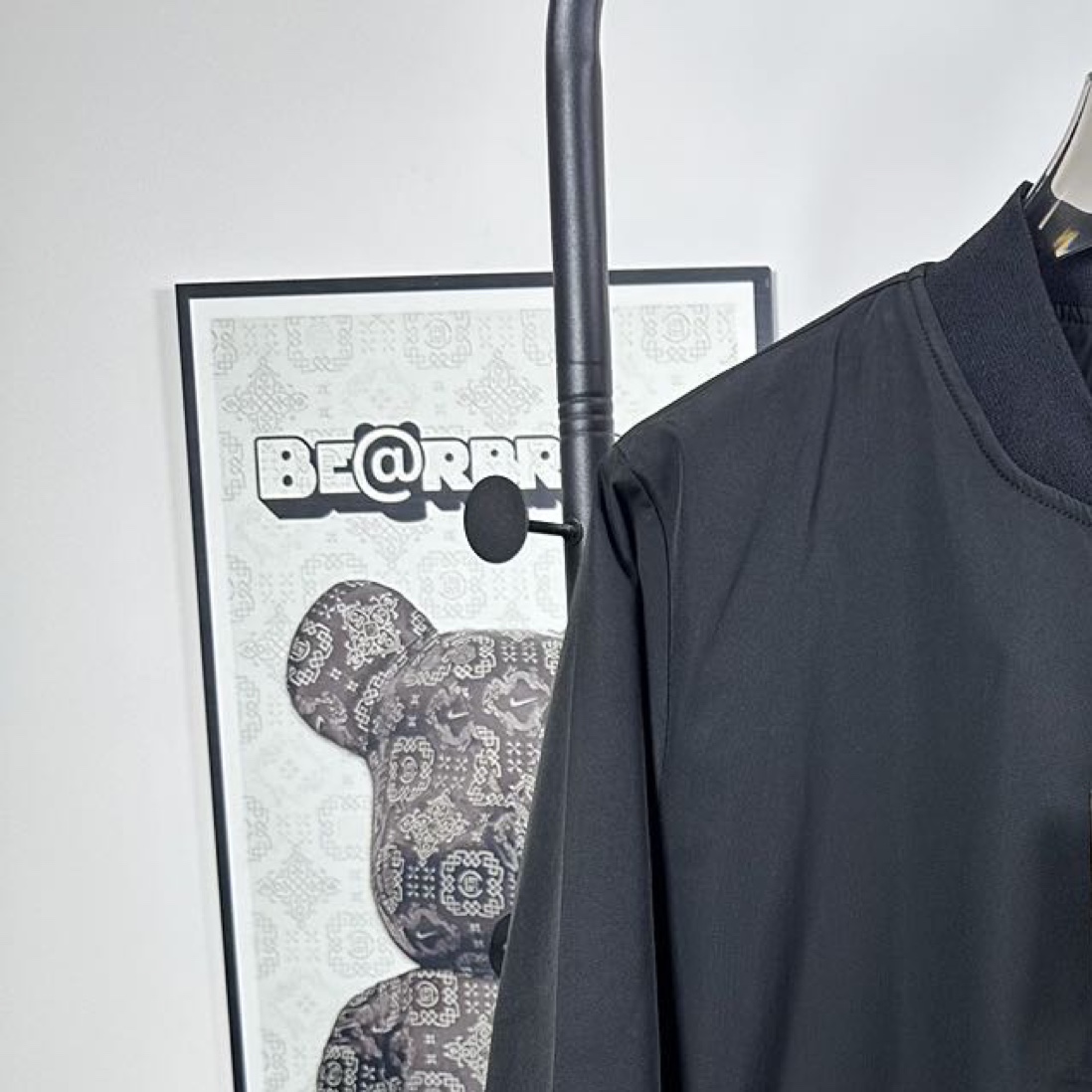 P175
款号：Z51
新款外套推荐Evisu福神刺绣后背大M标识寅虎满印立领外套三标齐全官网一致，放大看细节
百搭款式 形状记忆塔夫绸夹克外套，呈休闲版型，，易打理，拉链开襟，收紧的袖口，大气十足，通勤百搭，性价比超高，日常搭配 
尺码：S-XL  