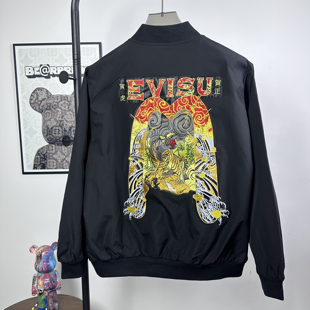 P175
款号：Z51
新款外套推荐Evisu福神刺绣后背大M标识寅虎满印立领外套三标齐全官网一致，放大看细节
百搭款式 形状记忆塔夫绸夹克外套，呈休闲版型，，易打理，拉链开襟，收紧的袖口，大气十足，通勤百搭，性价比超高，日常搭配 
尺码：S-XL  