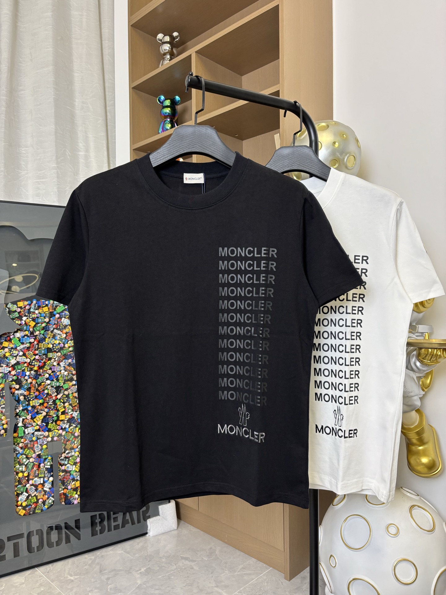 💰80
MONCLER专柜同款蒙口字母刺绣横杠短袖T恤

胶印字母小标➕下摆大标刺绣，手臂字母点缀
280克纯棉双砂面料 原版原标，最大可穿200斤  所有面料均已提前做过缩水 品质第一 所见即所得 不会洗一次版型就有所变化的 区分市场部分一次性的衣服 
三标 包装齐全 均原版还原定制 男女同款百搭 比较经典的一款 版型是非常绝绝子的💕
颜色：黑色 白色
尺码：S-XL(图9️⃣尺码表)
