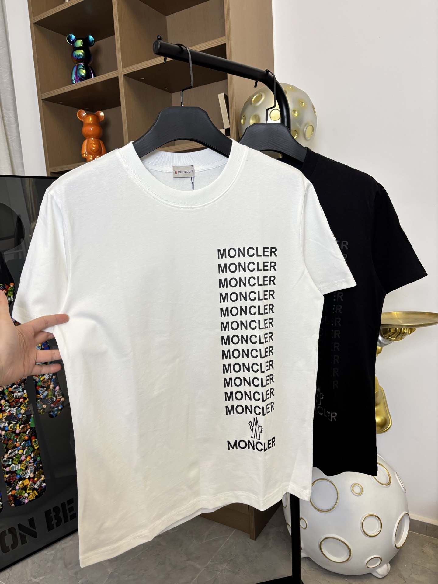 💰80
MONCLER专柜同款蒙口字母刺绣横杠短袖T恤

胶印字母小标➕下摆大标刺绣，手臂字母点缀
280克纯棉双砂面料 原版原标，最大可穿200斤  所有面料均已提前做过缩水 品质第一 所见即所得 不会洗一次版型就有所变化的 区分市场部分一次性的衣服 
三标 包装齐全 均原版还原定制 男女同款百搭 比较经典的一款 版型是非常绝绝子的💕
颜色：黑色 白色
尺码：S-XL(图9️⃣尺码表)