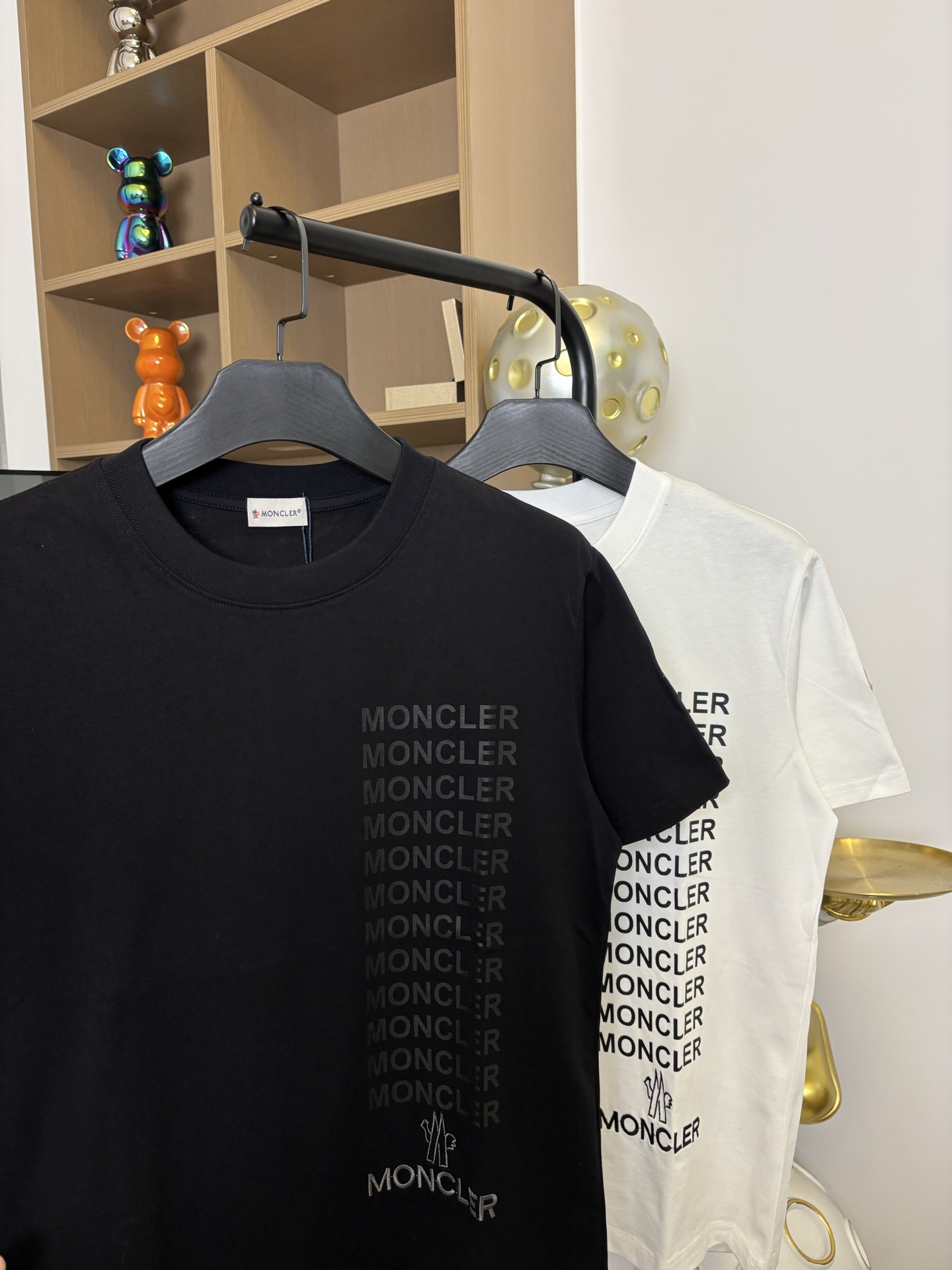 💰80
MONCLER专柜同款蒙口字母刺绣横杠短袖T恤

胶印字母小标➕下摆大标刺绣，手臂字母点缀
280克纯棉双砂面料 原版原标，最大可穿200斤  所有面料均已提前做过缩水 品质第一 所见即所得 不会洗一次版型就有所变化的 区分市场部分一次性的衣服 
三标 包装齐全 均原版还原定制 男女同款百搭 比较经典的一款 版型是非常绝绝子的💕
颜色：黑色 白色
尺码：S-XL(图9️⃣尺码表)