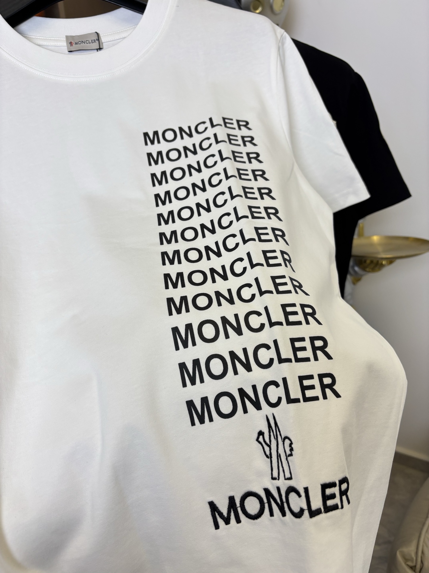 💰80
MONCLER专柜同款蒙口字母刺绣横杠短袖T恤

胶印字母小标➕下摆大标刺绣，手臂字母点缀
280克纯棉双砂面料 原版原标，最大可穿200斤  所有面料均已提前做过缩水 品质第一 所见即所得 不会洗一次版型就有所变化的 区分市场部分一次性的衣服 
三标 包装齐全 均原版还原定制 男女同款百搭 比较经典的一款 版型是非常绝绝子的💕
颜色：黑色 白色
尺码：S-XL(图9️⃣尺码表)
