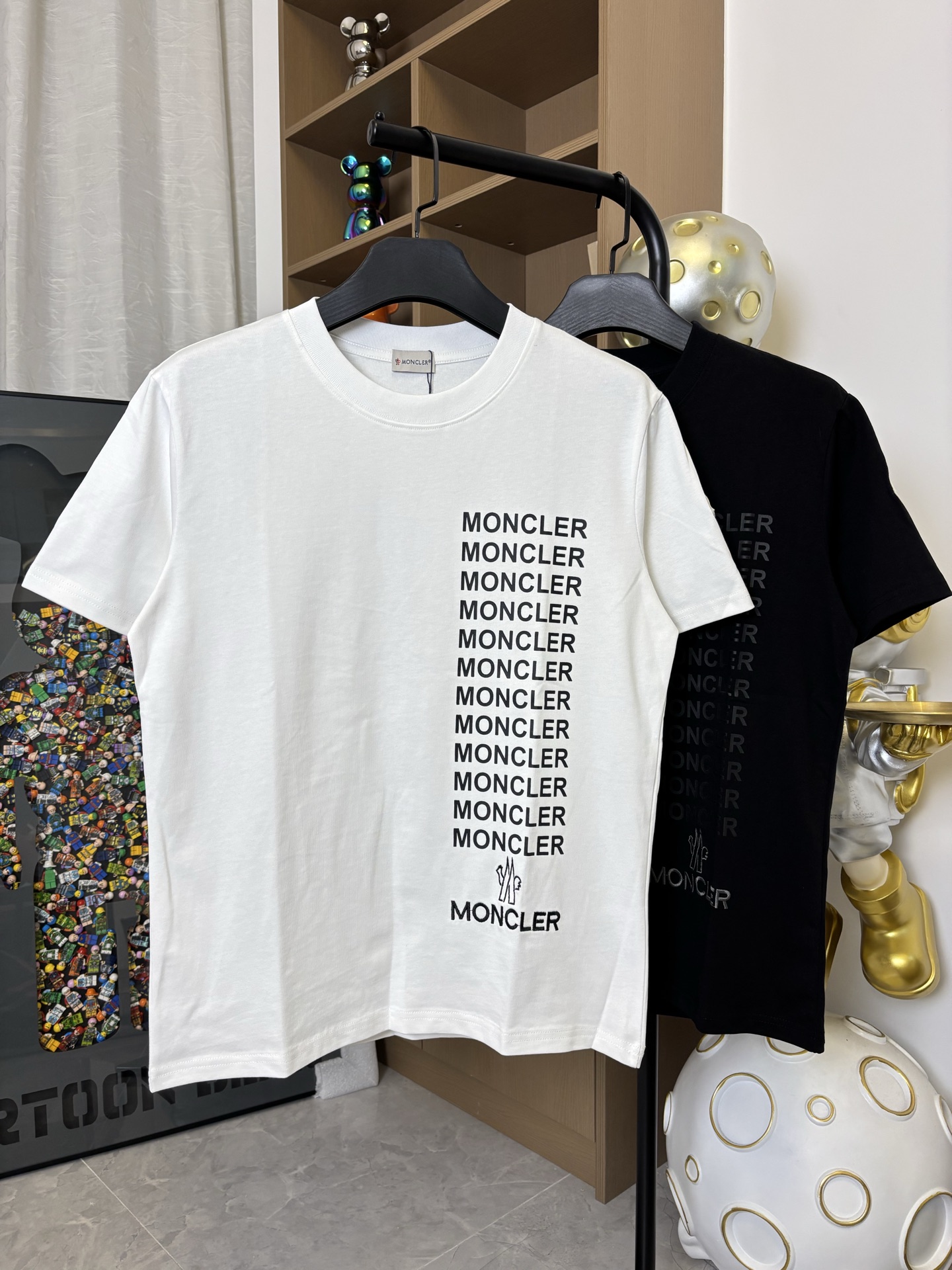 💰80
MONCLER专柜同款蒙口字母刺绣横杠短袖T恤

胶印字母小标➕下摆大标刺绣，手臂字母点缀
280克纯棉双砂面料 原版原标，最大可穿200斤  所有面料均已提前做过缩水 品质第一 所见即所得 不会洗一次版型就有所变化的 区分市场部分一次性的衣服 
三标 包装齐全 均原版还原定制 男女同款百搭 比较经典的一款 版型是非常绝绝子的💕
颜色：黑色 白色
尺码：S-XL(图9️⃣尺码表)