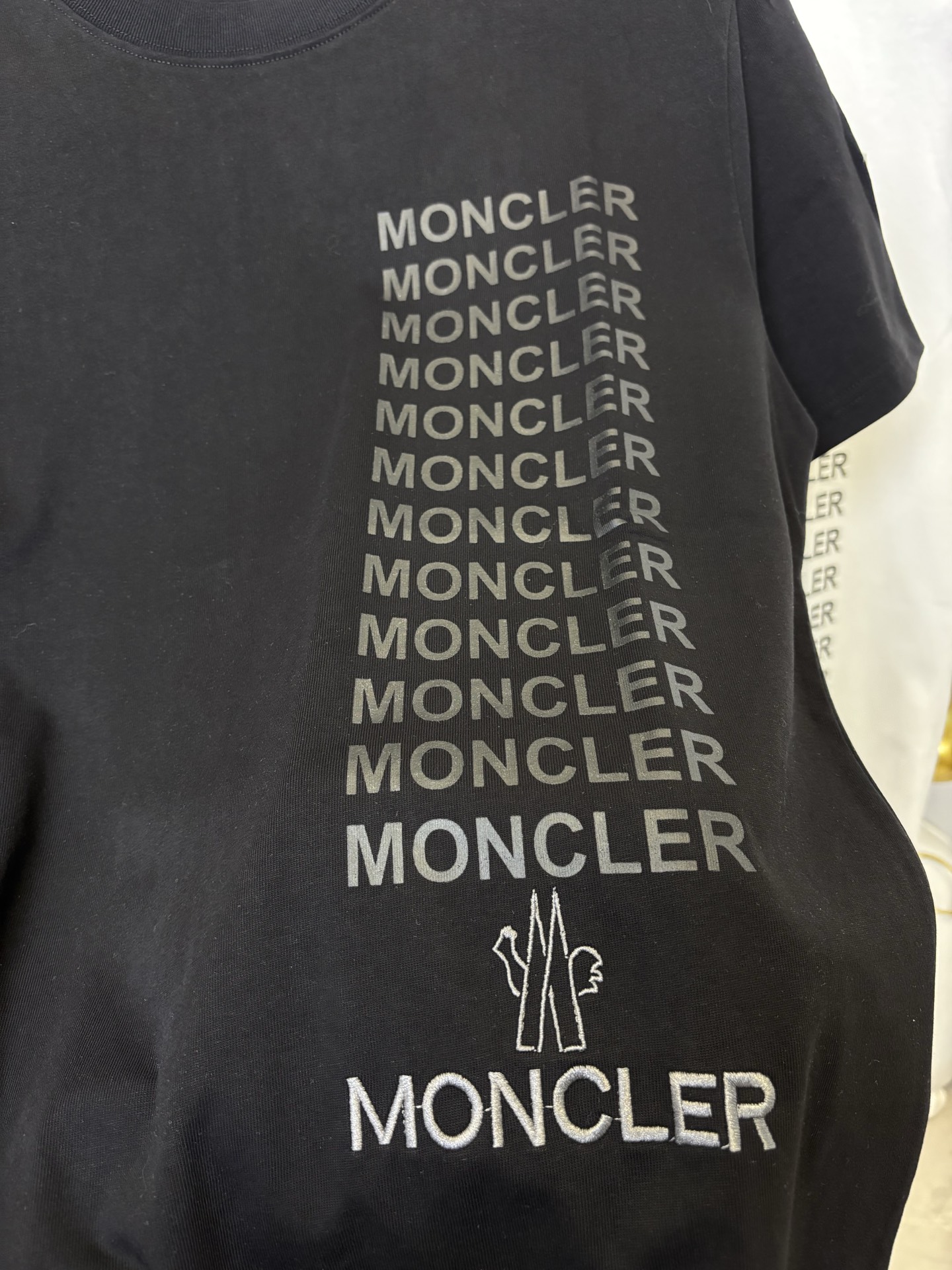 💰80
MONCLER专柜同款蒙口字母刺绣横杠短袖T恤

胶印字母小标➕下摆大标刺绣，手臂字母点缀
280克纯棉双砂面料 原版原标，最大可穿200斤  所有面料均已提前做过缩水 品质第一 所见即所得 不会洗一次版型就有所变化的 区分市场部分一次性的衣服 
三标 包装齐全 均原版还原定制 男女同款百搭 比较经典的一款 版型是非常绝绝子的💕
颜色：黑色 白色
尺码：S-XL(图9️⃣尺码表)