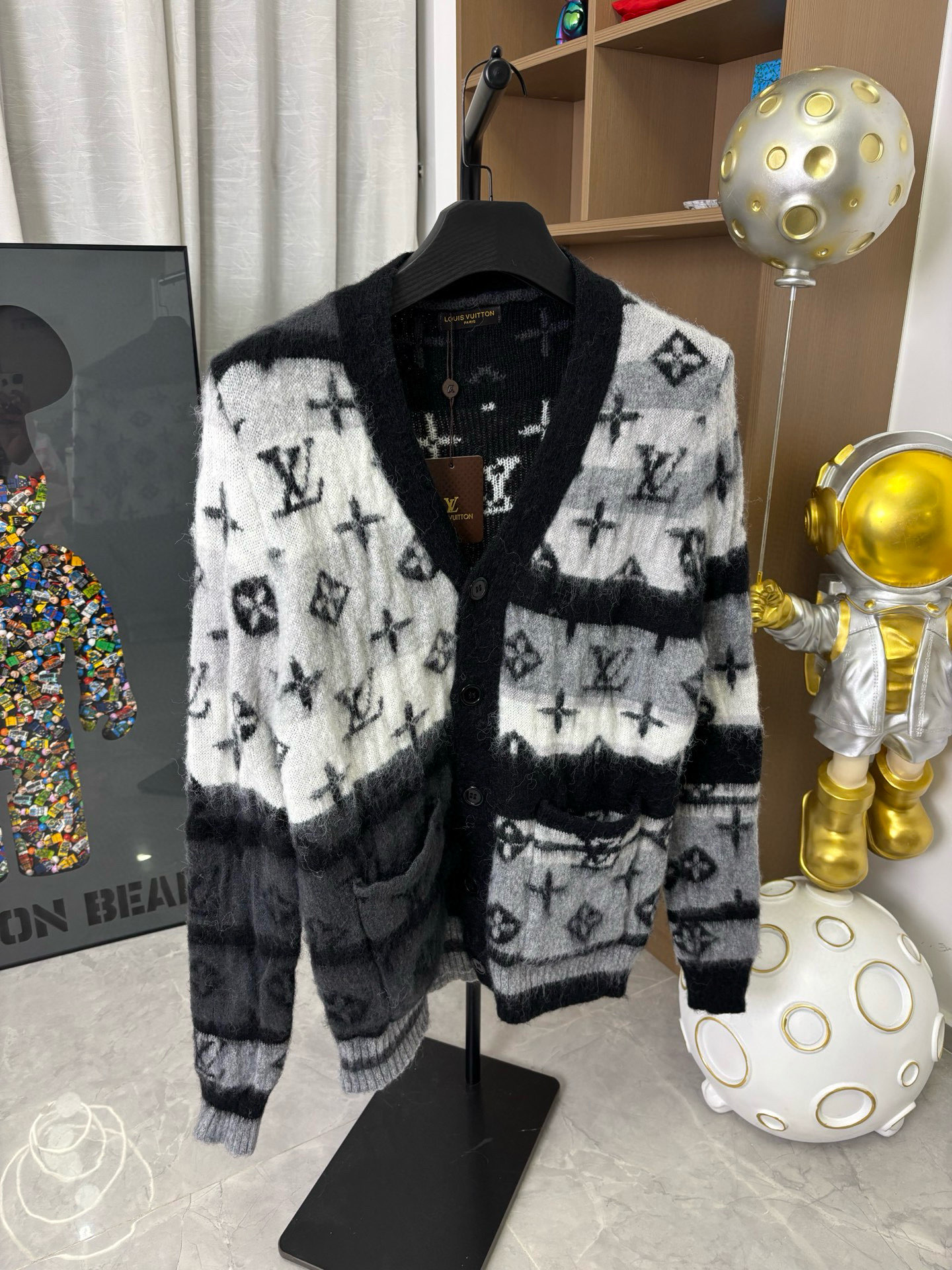 P160 Número de modelo: DC225# LV Louis Vuitton cárdigan de mohair y lana con estampado degradado Monogram. Este modelo …