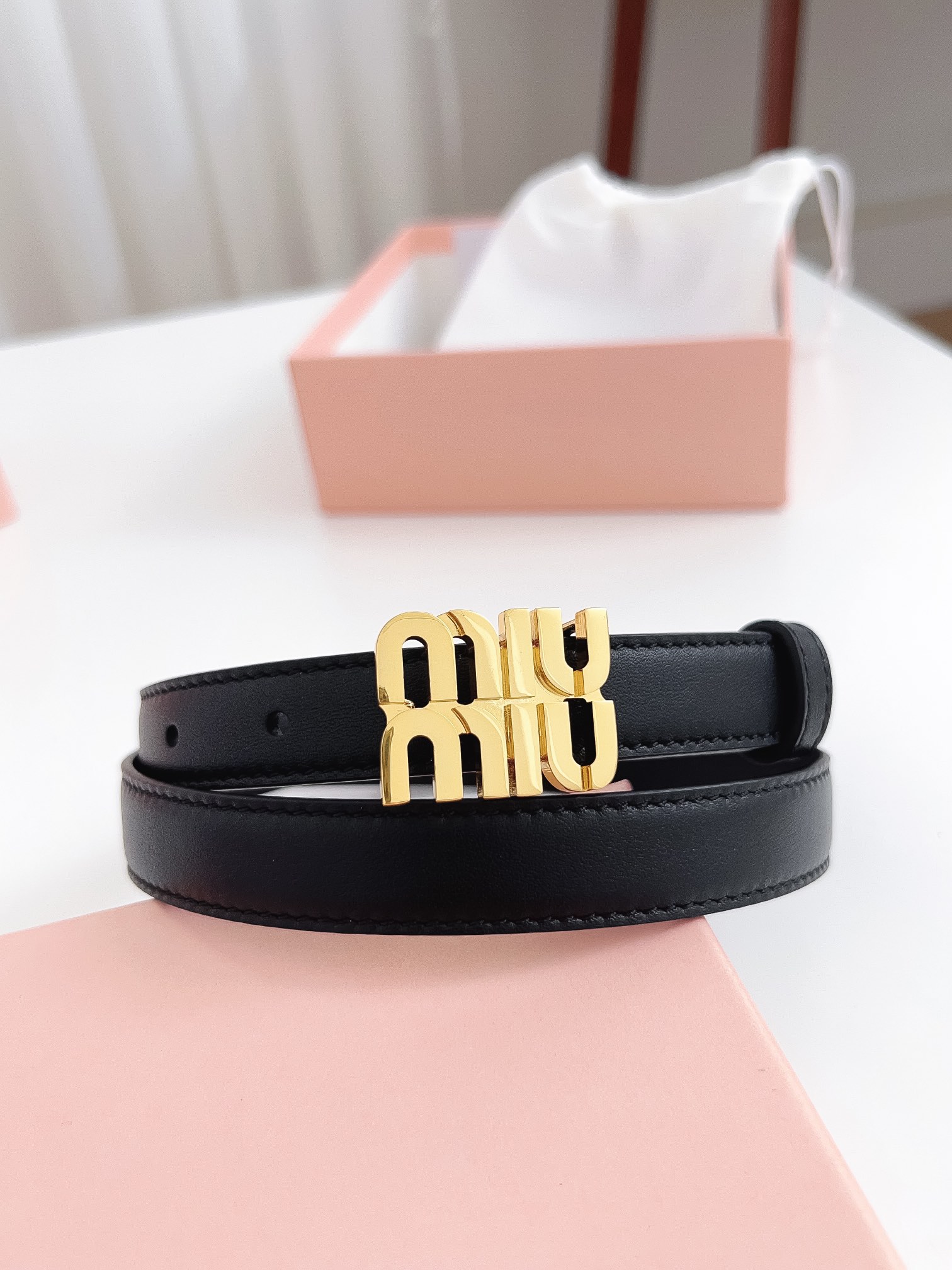 High-End Fashion: Original Leather Accessories with Gold Buttons and Fine Craftsmanship - 图片 1