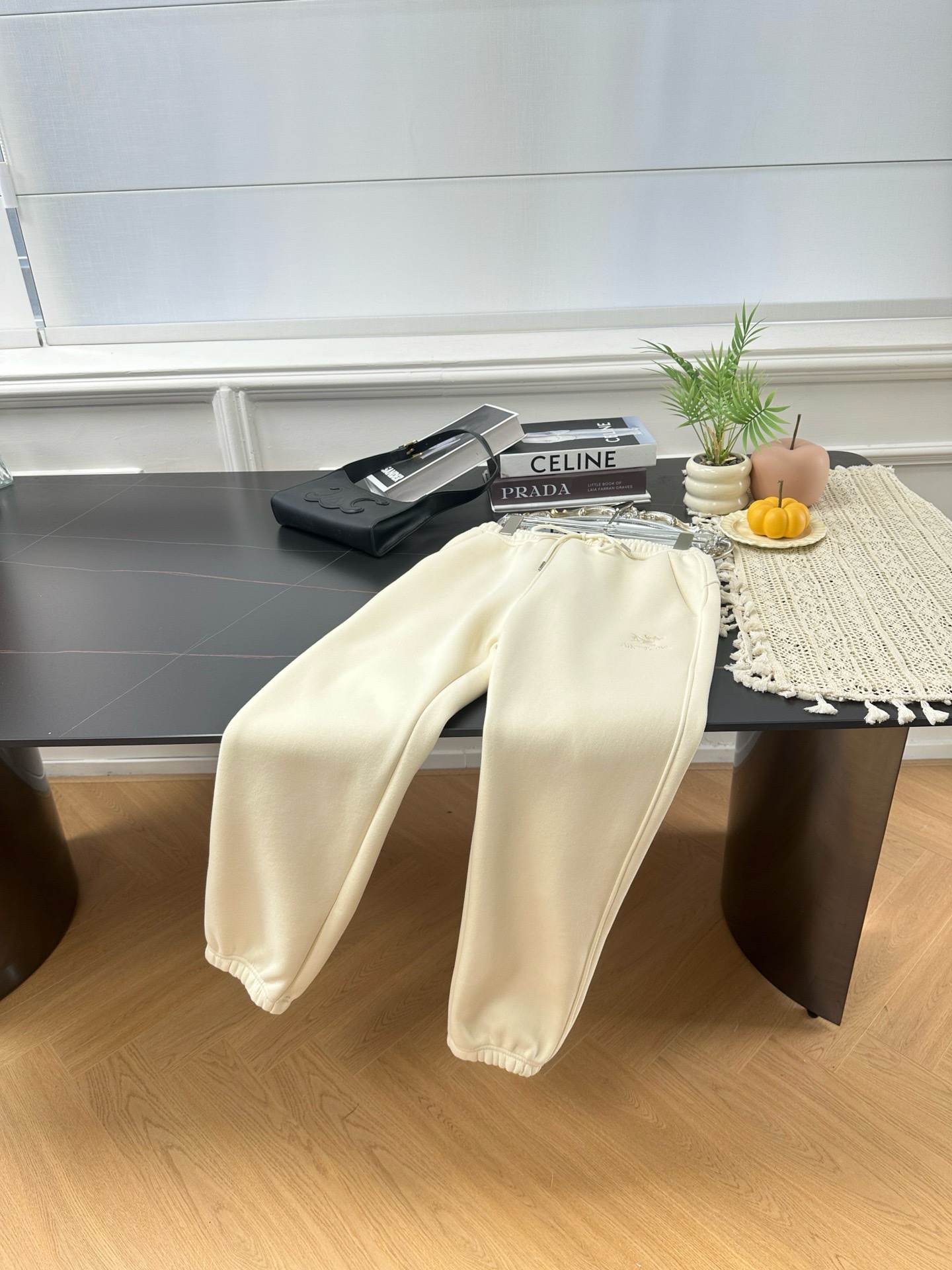 “High-End Women’s Suit with 24-Scrambling Upgrade for Fall: Thick Fabric, Embroidery, Velvet Interior” - 图片 2