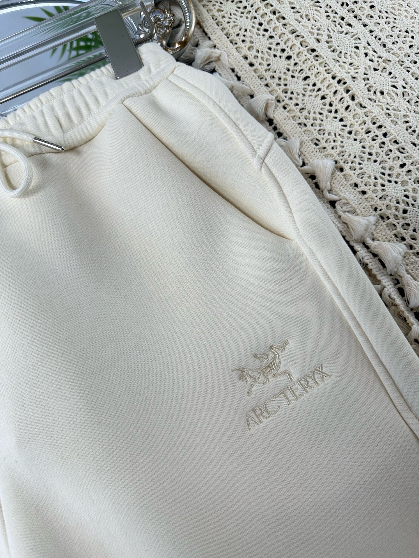 “High-End Women’s Suit with 24-Scrambling Upgrade for Fall: Thick Fabric, Embroidery, Velvet Interior” - 图片 4