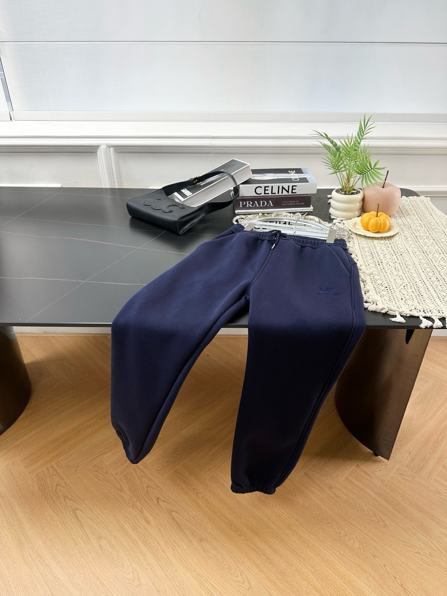 “High-End Women’s Suit with 24-Scrambling for Fall: Thick Fabric, Embroidery, Velvet Interiors” - 图片 4
