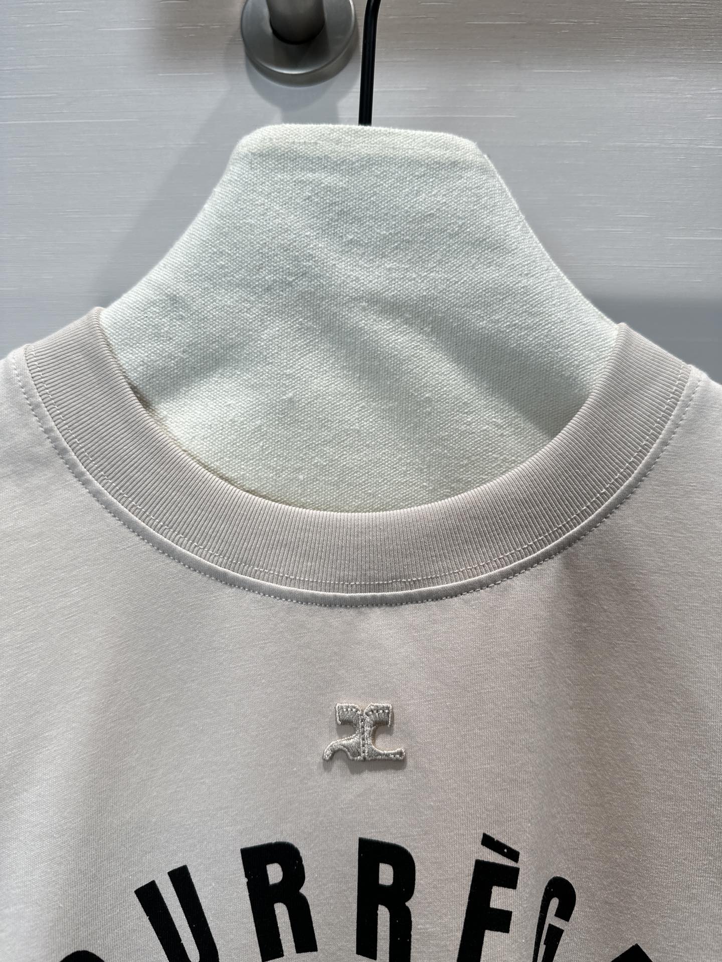 “High-Quality Women’s Suit with Cure Logo, Ideal for Spring in Black and White” - 图片 4