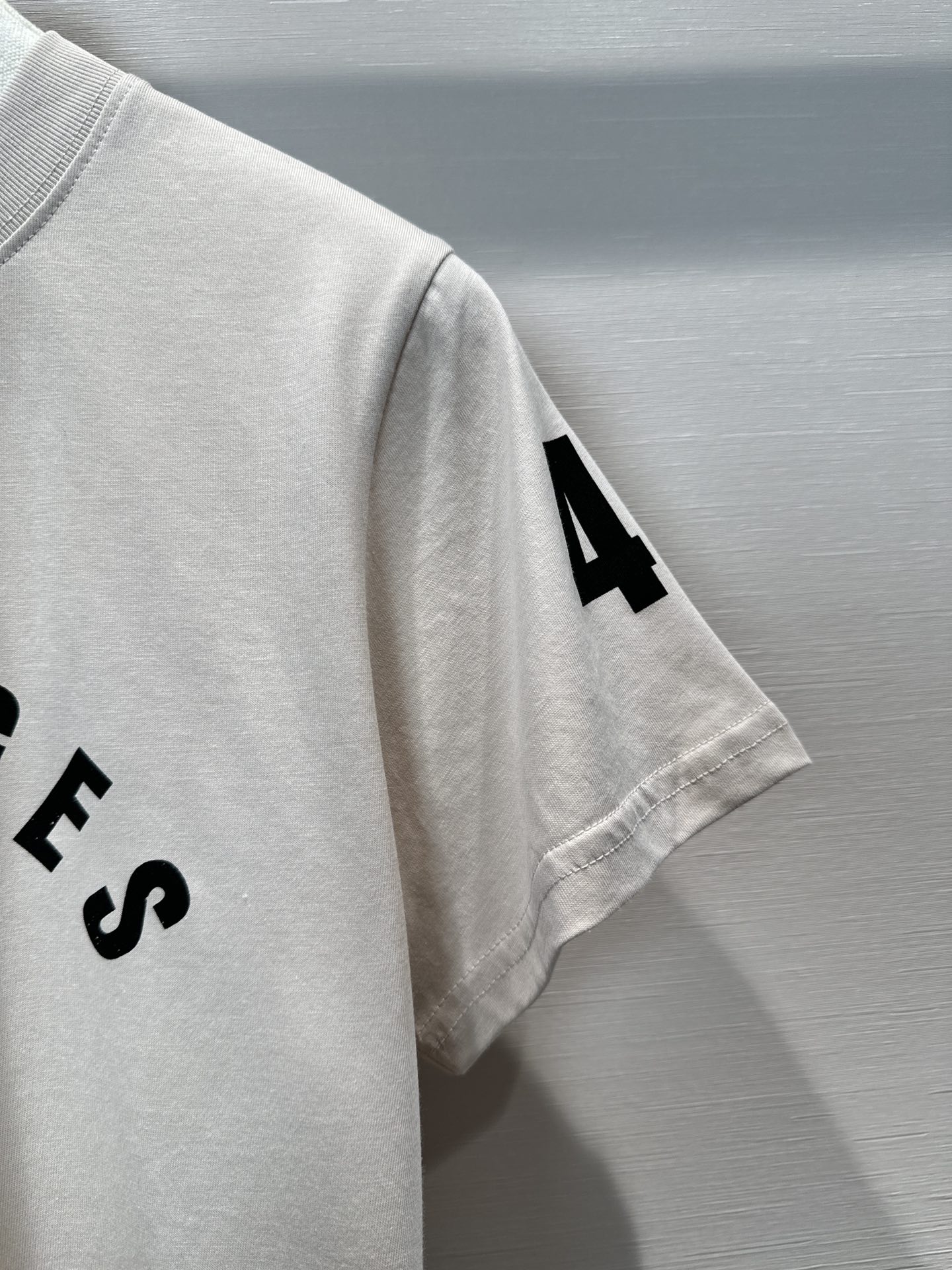 “High-Quality Women’s Suit with Cure Logo, Ideal for Spring in Black and White” - 图片 5