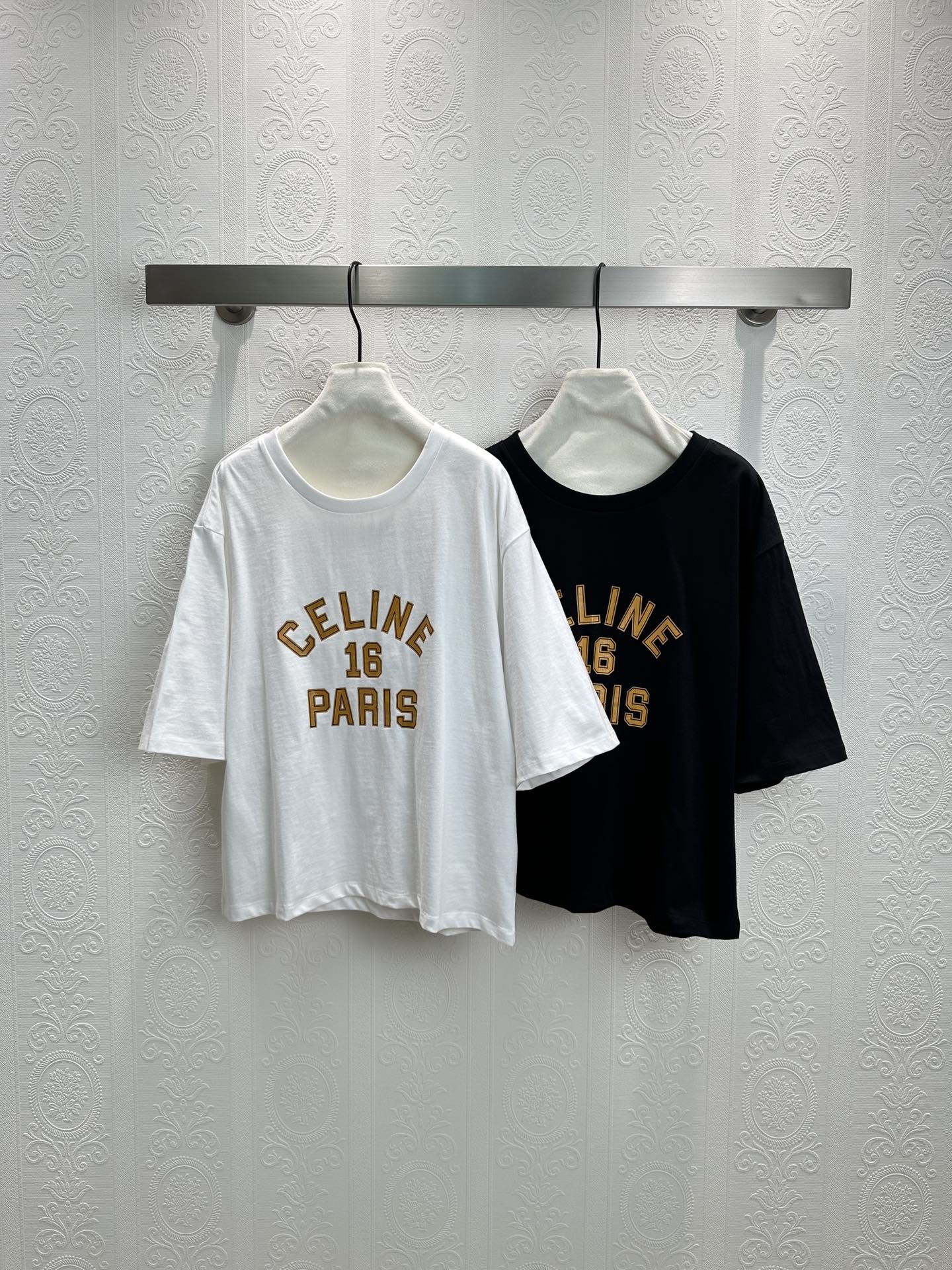 🛒25SS早春新款上新！ce宽松小版型纯色T恤，在春夏就是人手一件的存在，小版T恤上身效果显瘦，层次感满