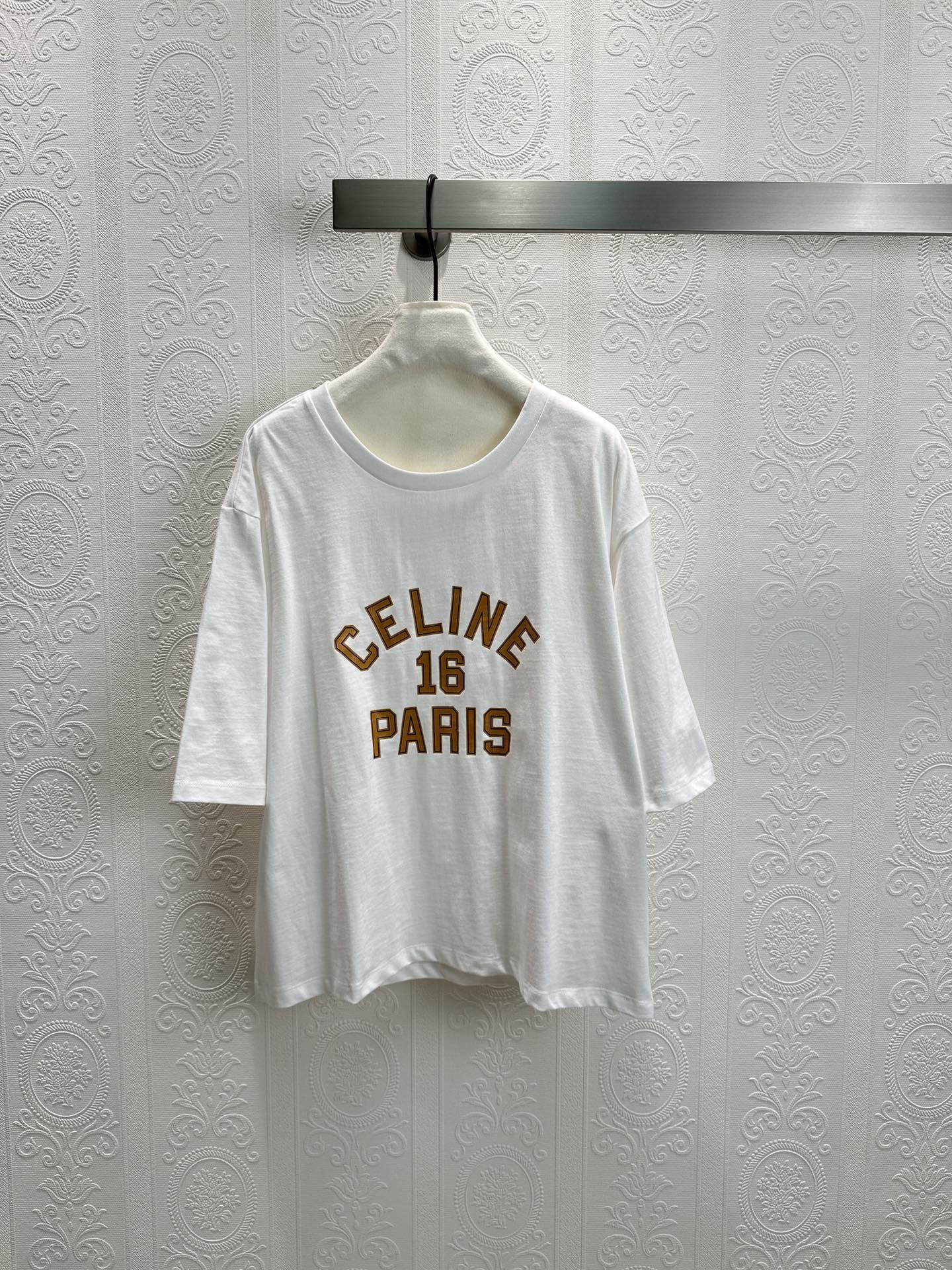 🛒25SS早春新款上新！ce宽松小版型纯色T恤，在春夏就是人手一件的存在，小版T恤上身效果显瘦，层次感满