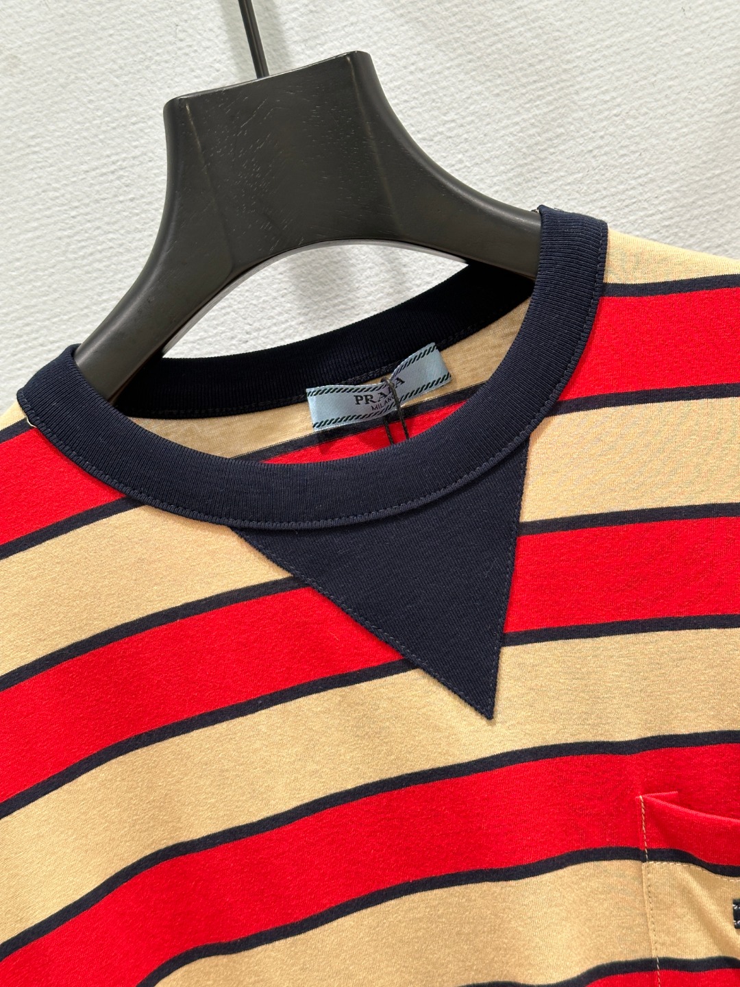 “High-Quality Women’s Clothes: P380 Family’s Red Striped Spring Collection” - 图片 3