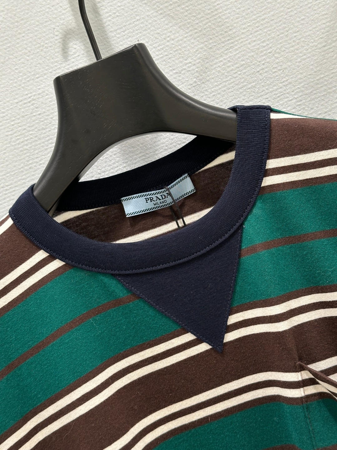 “High-Quality Women’s Clothes: P368 Spring Collection with Striped Short Sleeves and Blue-Colored Accents” - 图片 3