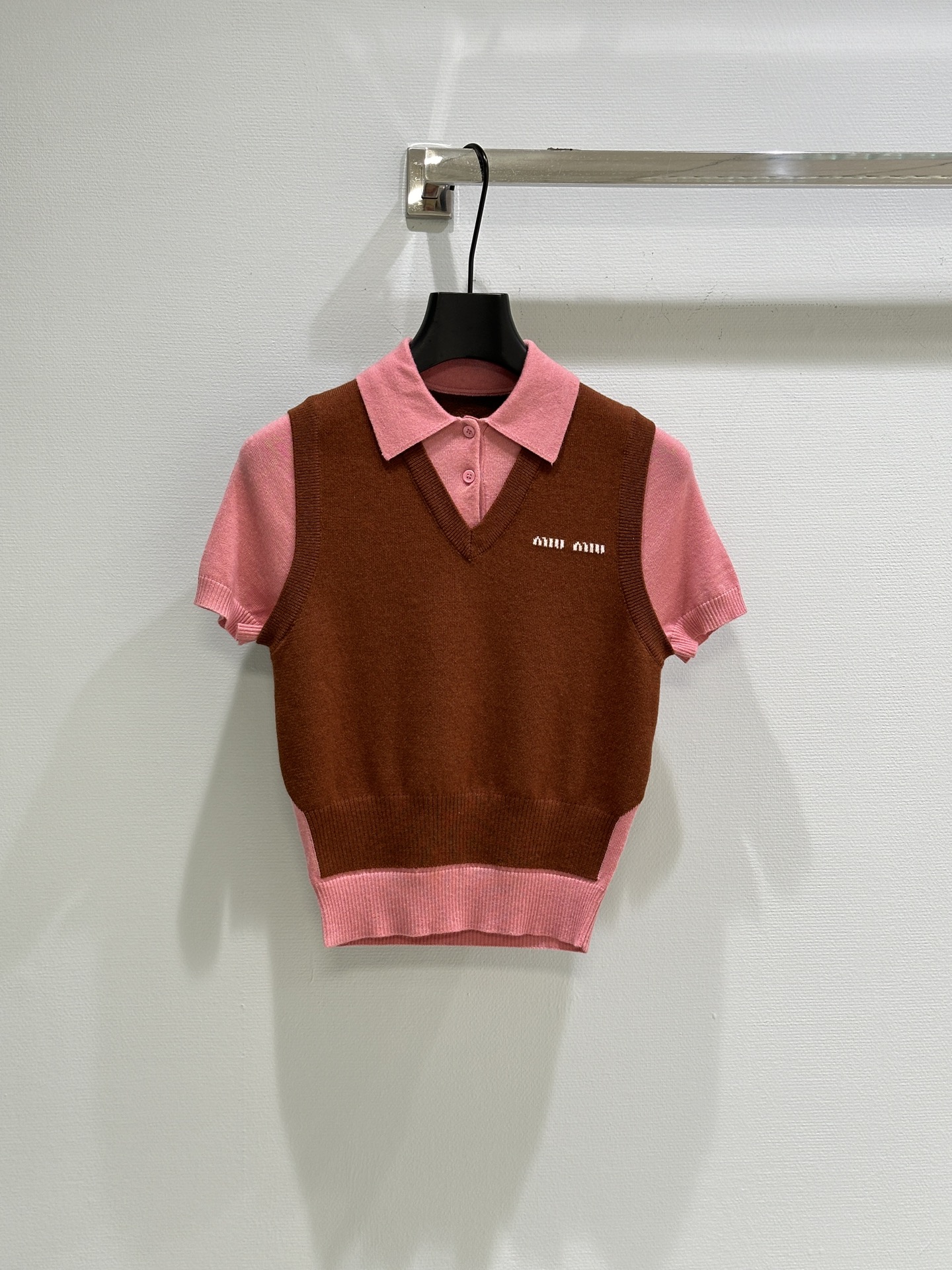 NO:325670,* New early spring style with fake two-piece knitted short sleeves, chest logo, special inlay craftsmanship and contrasting color matching to show personality, shaping the top-up paradigm of the wardrobe. Number of codes, T-shirt, alexander wang19860909*  早春新款 拼接假两件针织短袖,胸前徽标,以特制嵌花工艺与反差配色昭示个性,塑造*衣橱的叠搭范式 码数,,T-shirt,alexander wang,Women's clothing