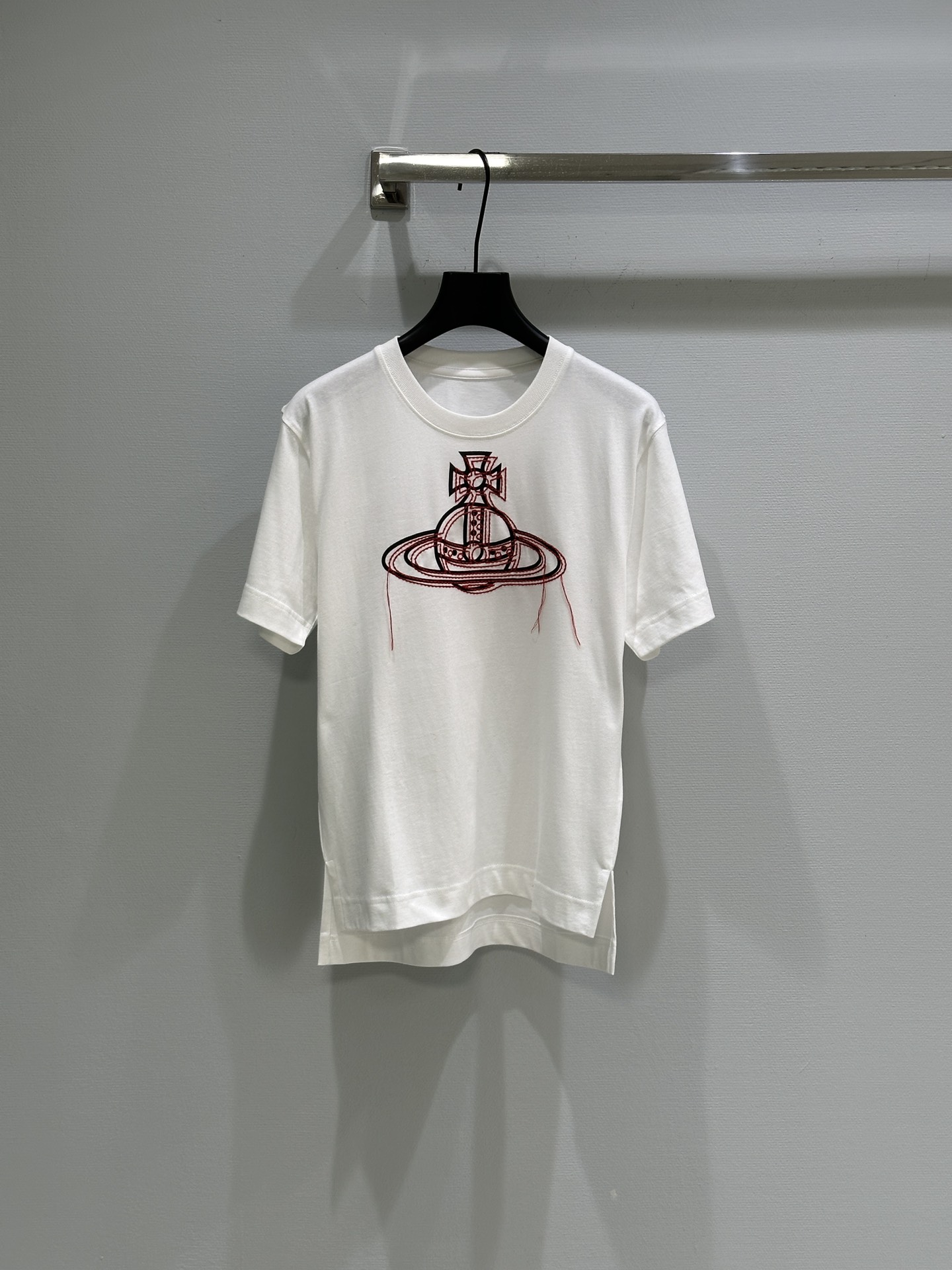 NO:325679,* New spring and summer style shirt, the iconic design of the Queen Mother, incorporates planetary elements and uses the vastness of the universe to interpret the infinite possibilities of the trend. The widened lock edge hem is classic slit design, which can be matched with scimitar pants!  Color black white yard, alexander wang19860909*  春夏新款 恤,西太后标志性设计,融入星球元素,用宇宙的浩瀚诠释潮流的无限可能.加宽的锁边 下摆经典开叉设计,可搭配弯刀裤！ 颜色黑色 白色 码数,,alexander wang,Women's clothing