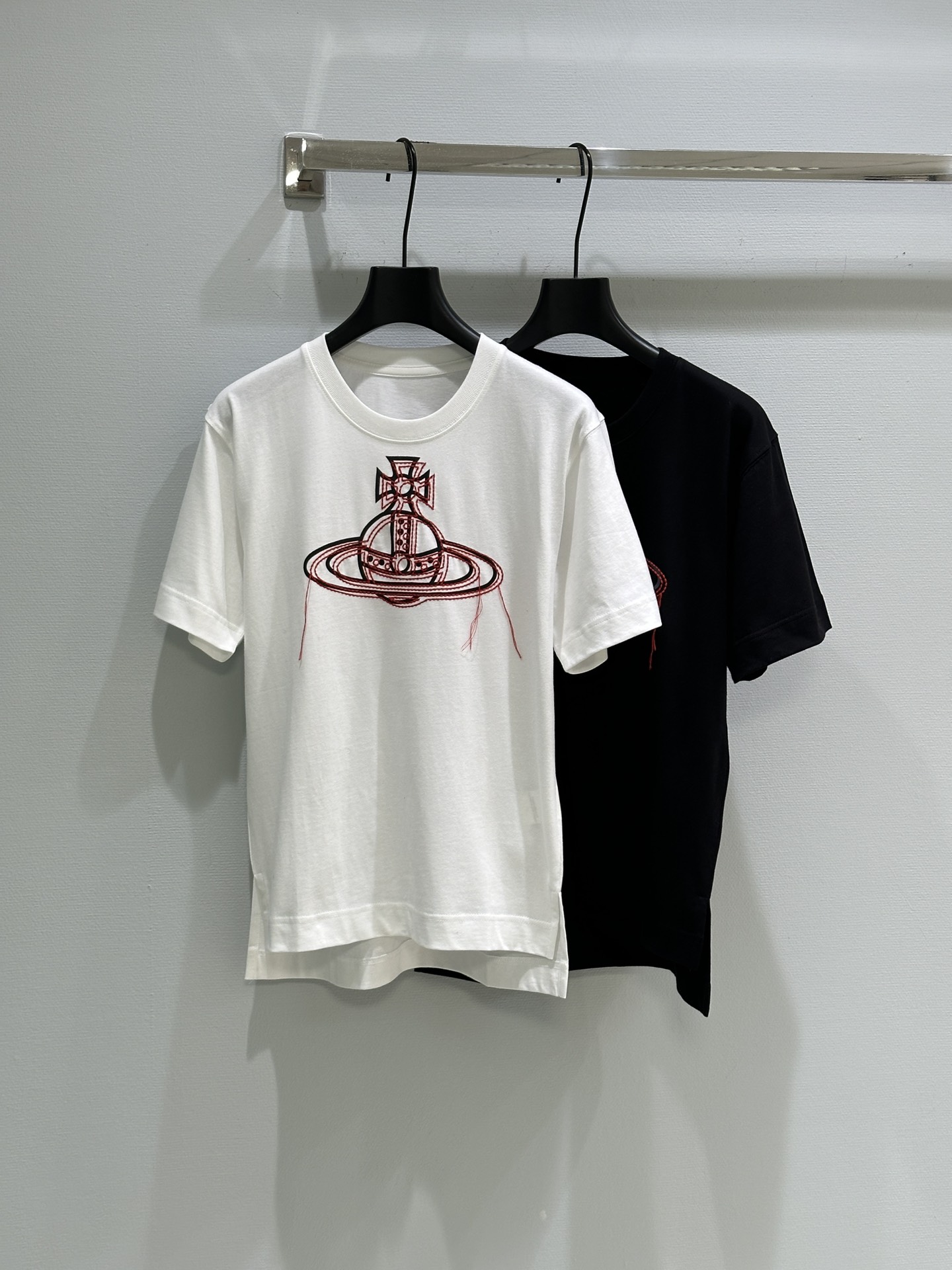 NO:325673,* New spring and summer style shirt, the iconic design of the Queen Mother, incorporates planetary elements and uses the vastness of the universe to interpret the infinite possibilities of the trend. The widened lock edge hem is classic slit design, which can be matched with scimitar pants!  Color black white yard, alexander wang19860909*  春夏新款 恤,西太后标志性设计,融入星球元素,用宇宙的浩瀚诠释潮流的无限可能.加宽的锁边 下摆经典开叉设计,可搭配弯刀裤！ 颜色黑色 白色 码数,,alexander wang,Women's clothing