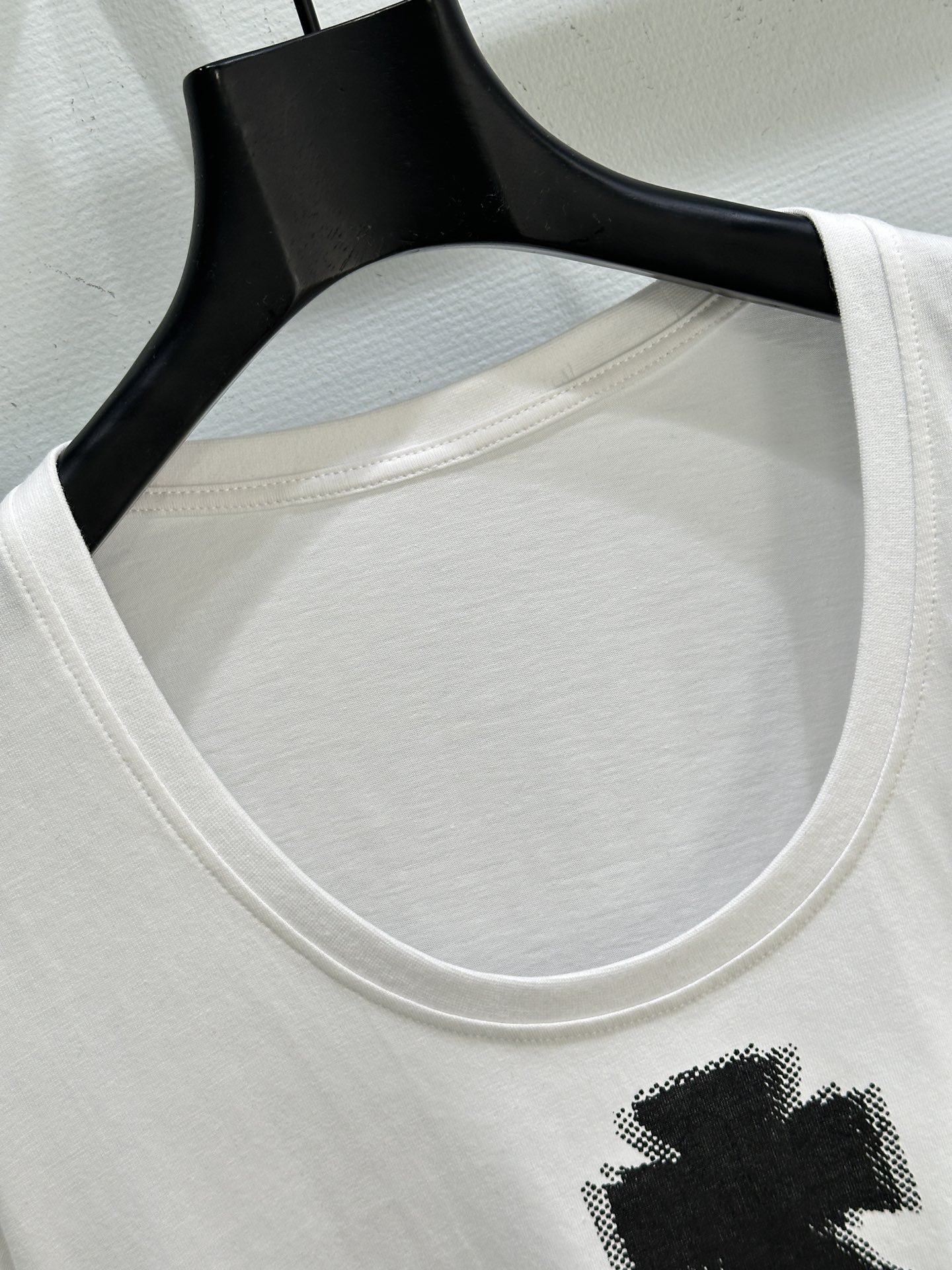 “High Quality Women’s Clothes: SS Spring and Summer New Collection, Saturn T-shirt in White and Black” - 图片 3