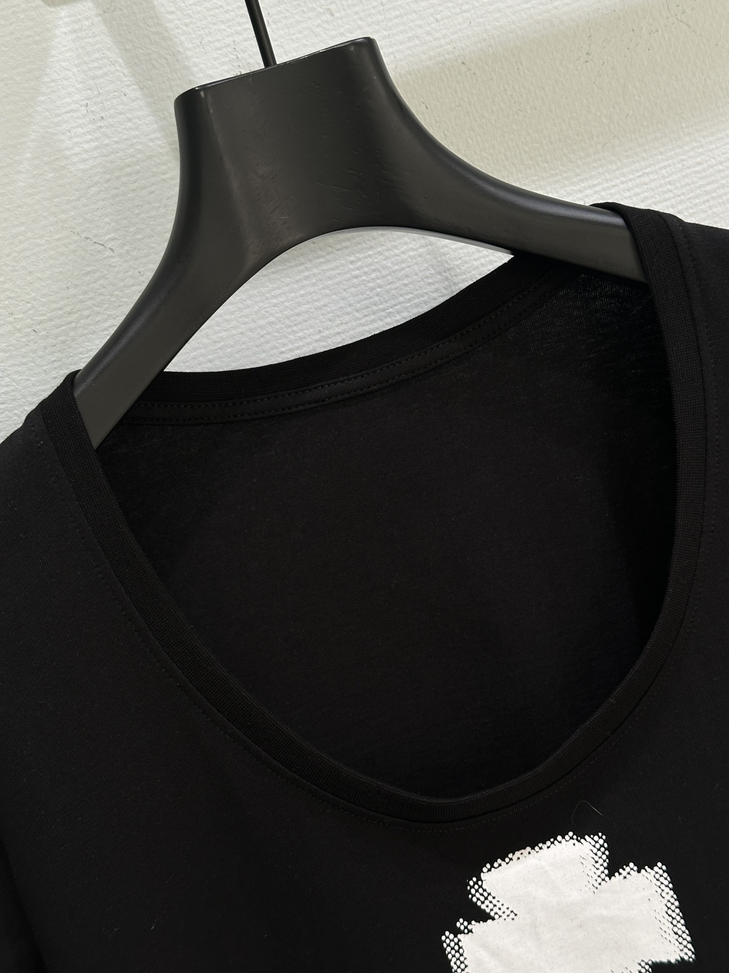 High Quality Women’s Clothes: Saturn T-shirt in White and Black, Spring/Summer Collection - 图片 3