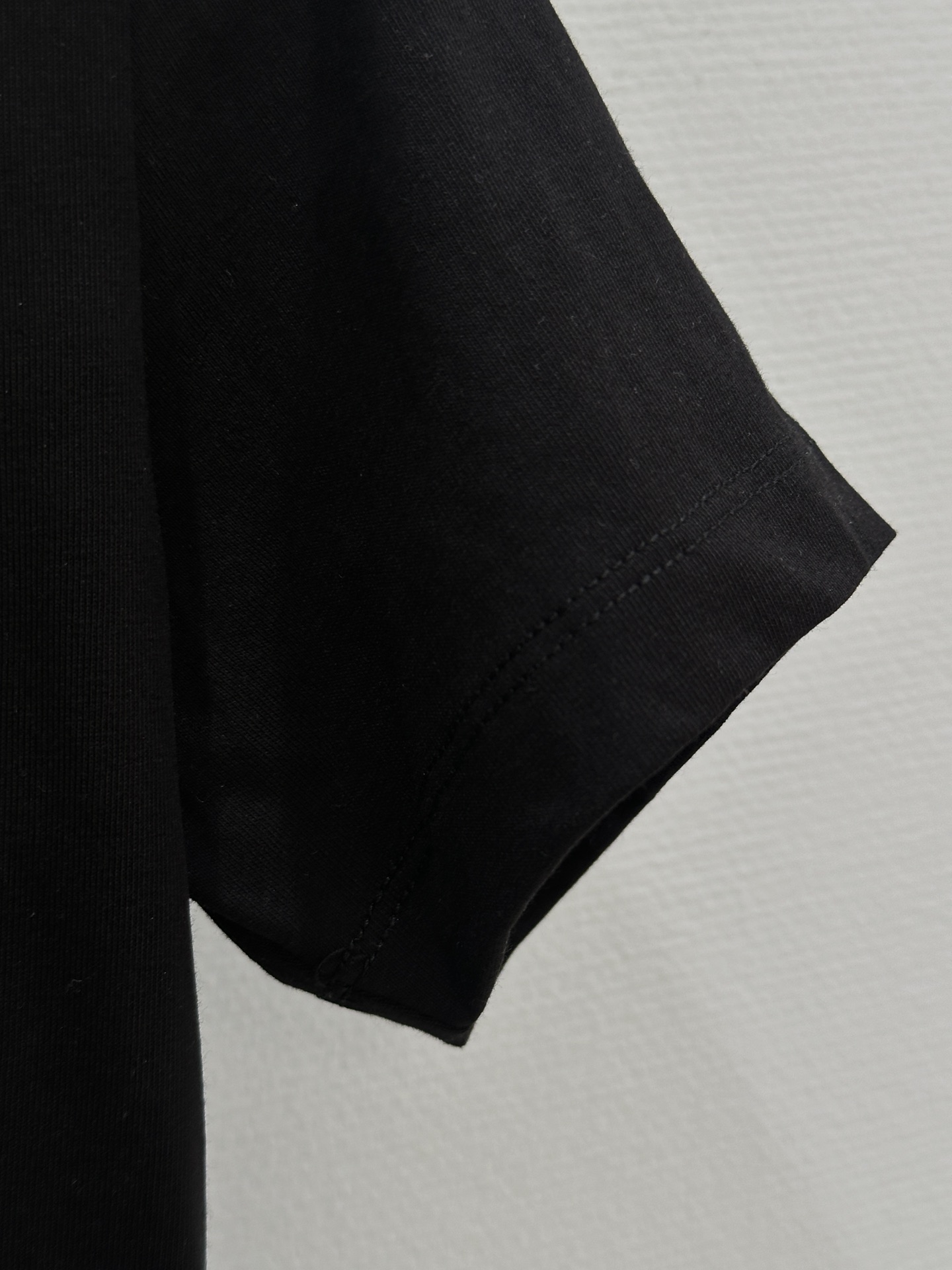 High Quality Women’s Clothes: Saturn T-shirt in White and Black, Spring/Summer Collection - 图片 5