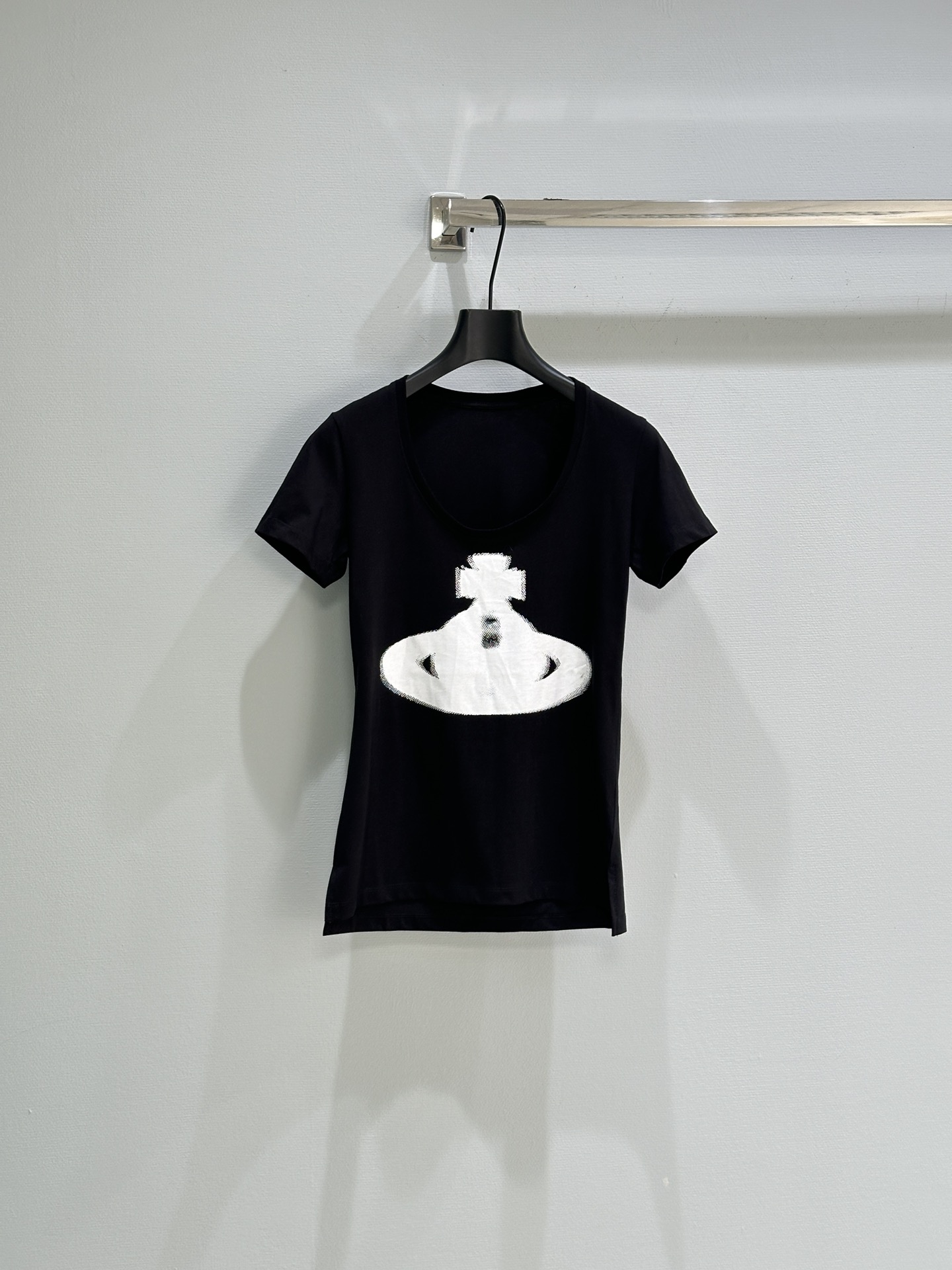 High Quality Women’s Clothes: Saturn T-shirt in White and Black, Spring/Summer Collection - 图片 2