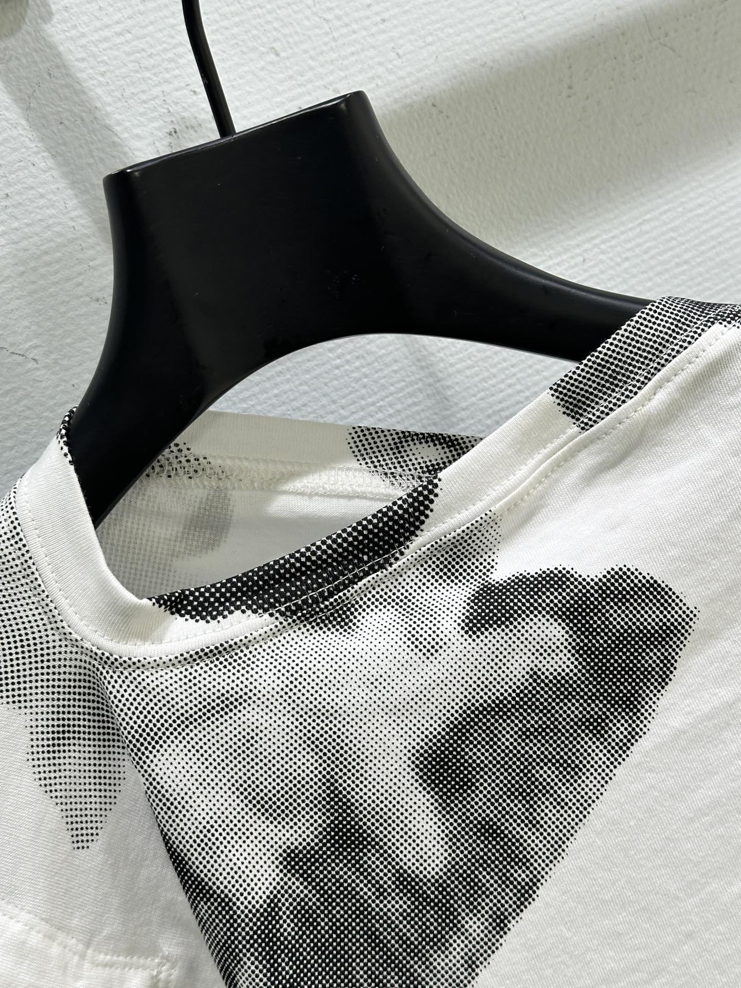 High-Quality Women’s Clothes: Spring & Summer Collection with Irregular Short Sleeves, Cute Designs, and Cash Supply - 图片 2