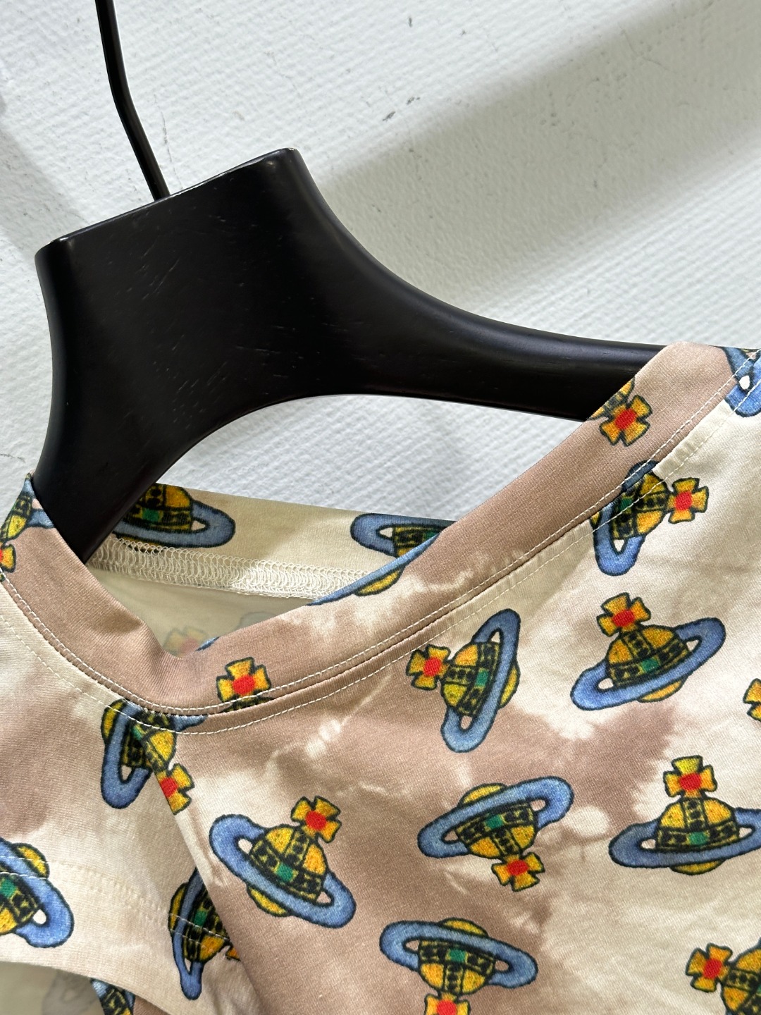 High-Quality Women’s Clothes: Queen’s Irregular Planet Short Sleeves, Spring/Summer 25 SS Collection - 图片 2