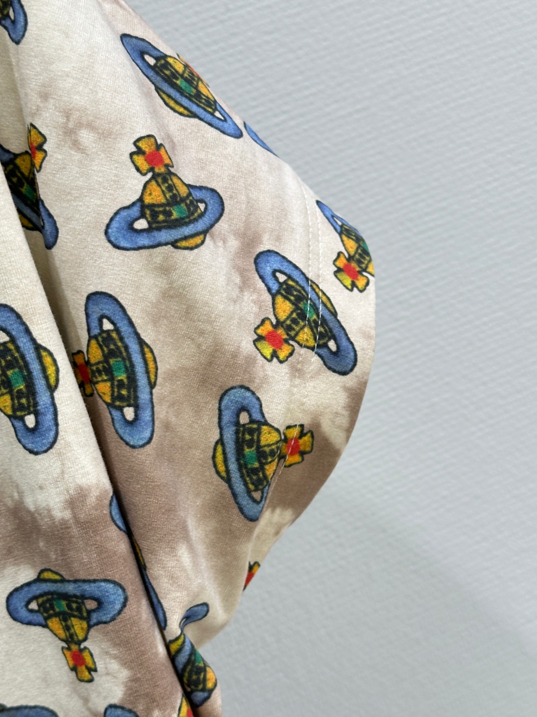 High-Quality Women’s Clothes: Queen’s Irregular Planet Short Sleeves, Spring/Summer 25 SS Collection - 图片 4