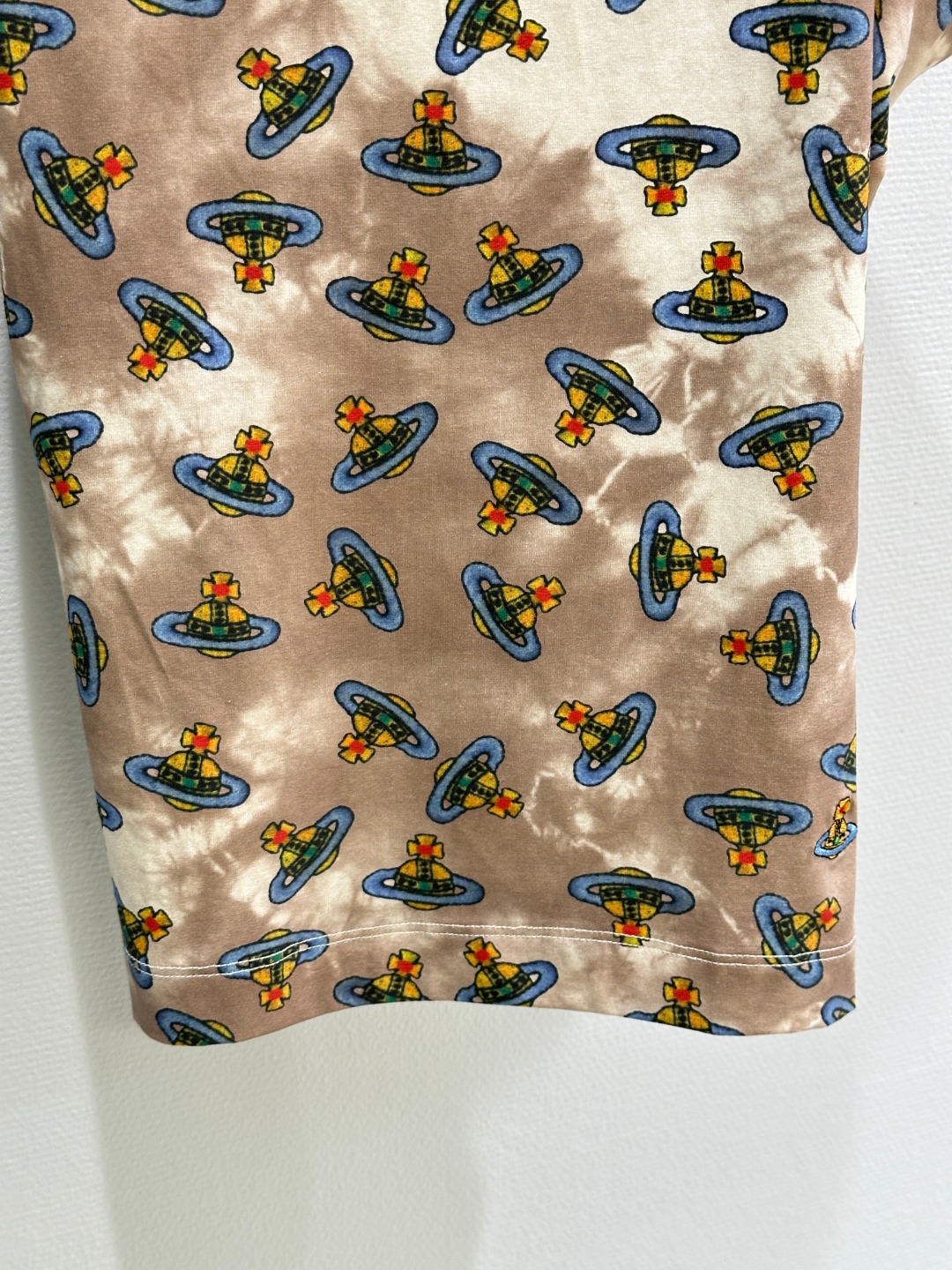 High-Quality Women’s Clothes: Queen’s Irregular Planet Short Sleeves, Spring/Summer 25 SS Collection - 图片 5