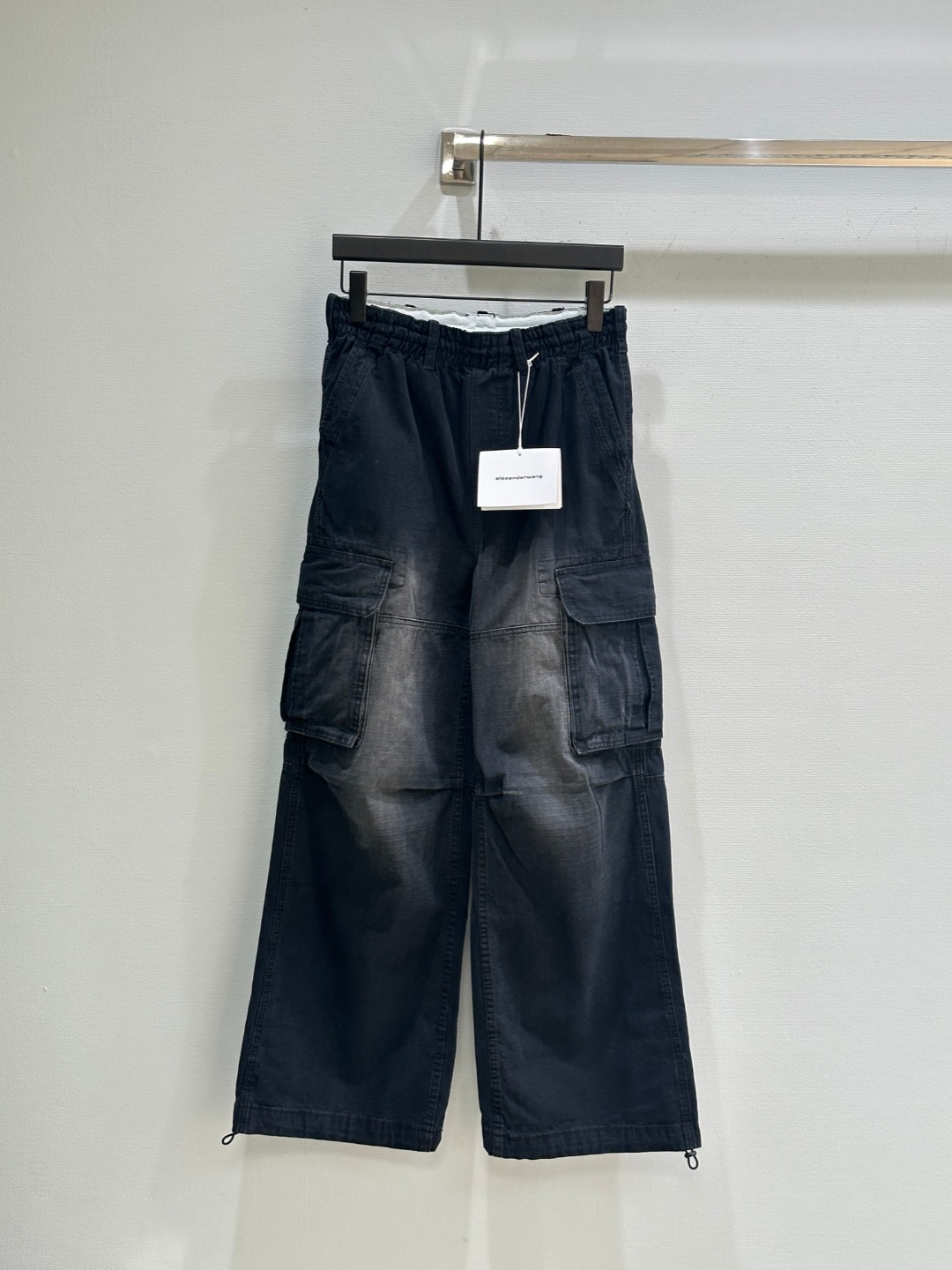 NO:328634,25SS spring and summer new model is available!  The King spliced ​​drawstring denim work pants, two large pockets on both sides, and the waist spliced ​​drawstring can be worn for two. It is a must-have for hot girls. The upper body is paired with the King's short-sleeved cardigan, which instantly lengthens the body proportions!  Spot supply black, alexander wang,T-shirt,alexander wang1986090925SS春夏新款上新！大王拼接抽绳牛仔工装裤,双侧两个大口袋,腰围拼接抽绳,可两穿,辣妹必入的一款,上身搭配大王短袖开衫,瞬间拉长身材比例！现货供应黑色,,alexander wang,T-shirt,alexander wang,Women's clothing