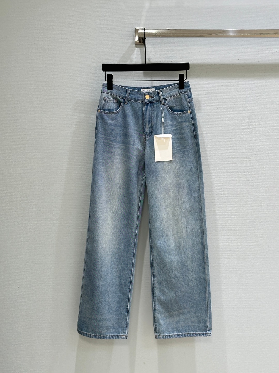 NO:328637,25SS spring and summer new model is available!  Xiaoxiang's rear pocket diamond-shaped logo trousers adopts washing process, rear waist leather logo design, soft fabric, high waist straight fit, tailoring upper body, stand to show charming long legs and full of aura, slim and tall, can be controlled by any body shape, workmanship quality depends on details!  Spot supply of blue SML, alexander wang1986090925SS春夏新款上新！小香后口袋烫钻logo长裤 采用水洗工艺 后腰皮标设计 面料柔软亲 高腰直筒版型 剪裁上身 立显迷人长腿气场十足 显瘦显高挑 任何身形都可驾驭 做工品质看细节！现货供应蓝色SML,,alexander wang,Women's clothing