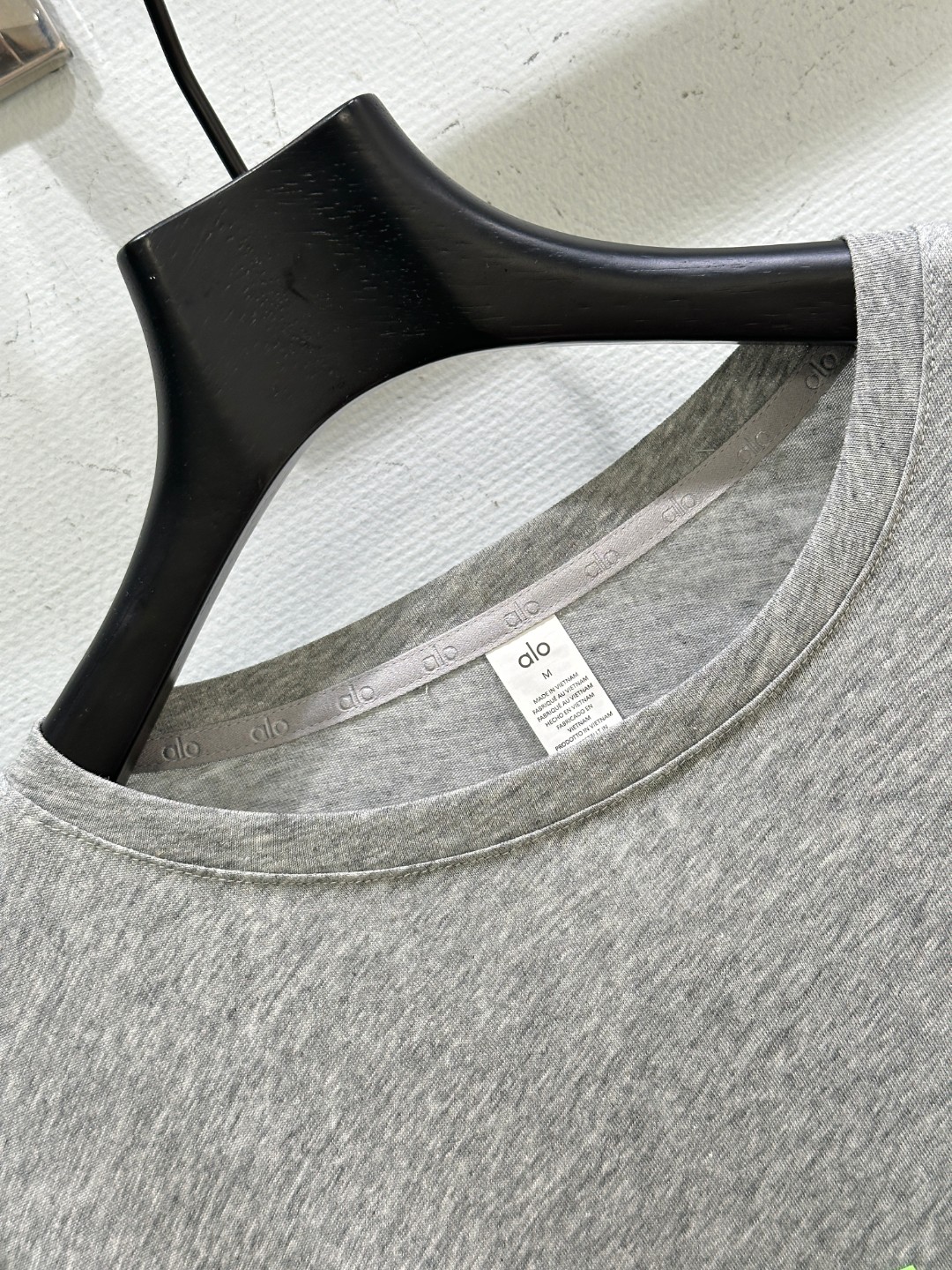 “High-Quality Women’s Suit: Classic Circle Design with Fluorescent Green ‘Alo’ Letter” - 图片 2