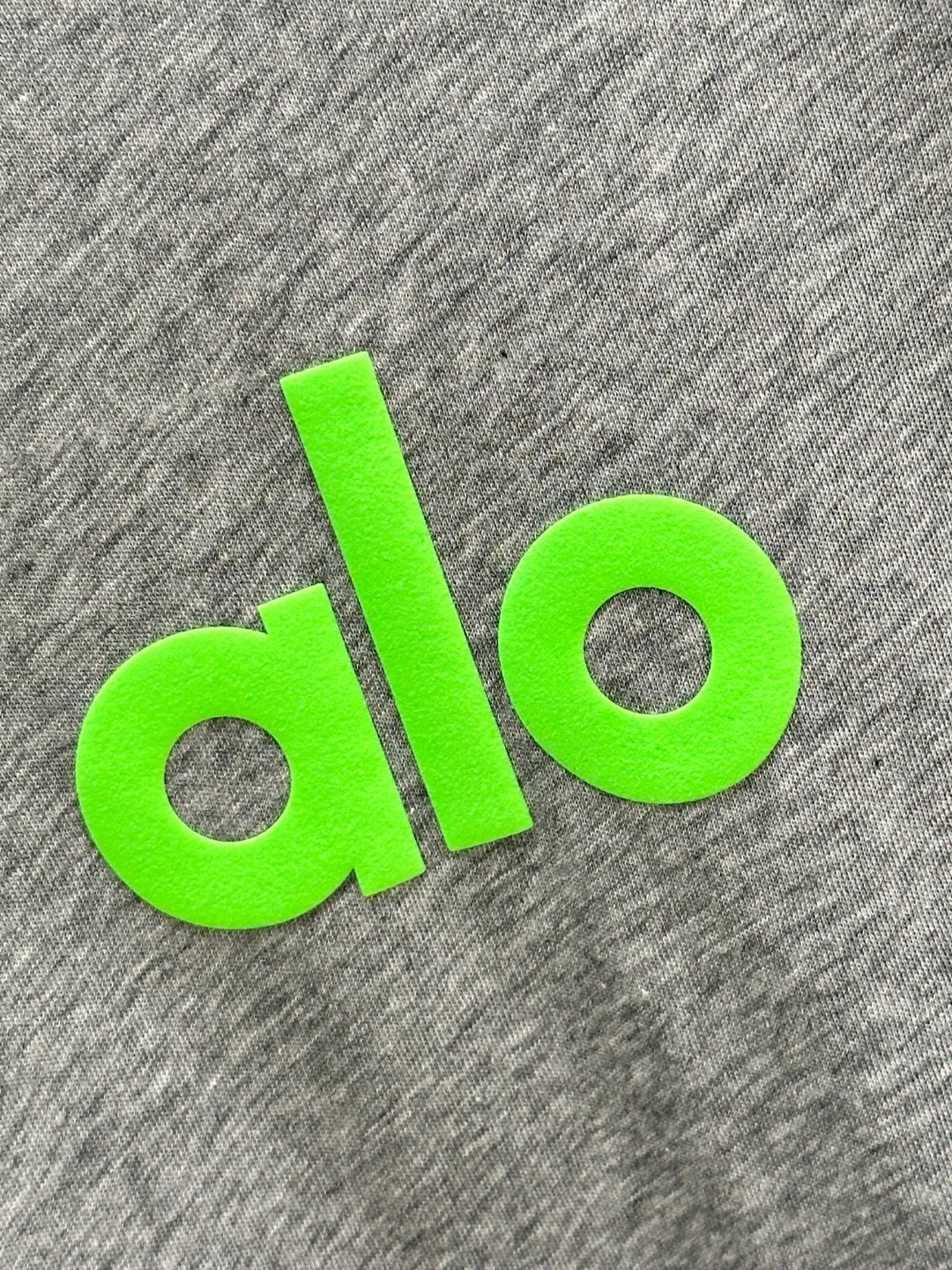 “High-Quality Women’s Suit: Classic Circle Design with Fluorescent Green ‘Alo’ Letter” - 图片 4