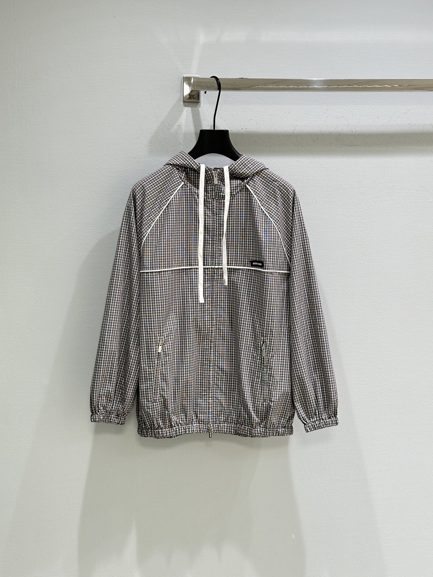 High-End Women’s Suit for Miu 25 SS: Elegant Design, Sports Style, Fashionable and Versatile.