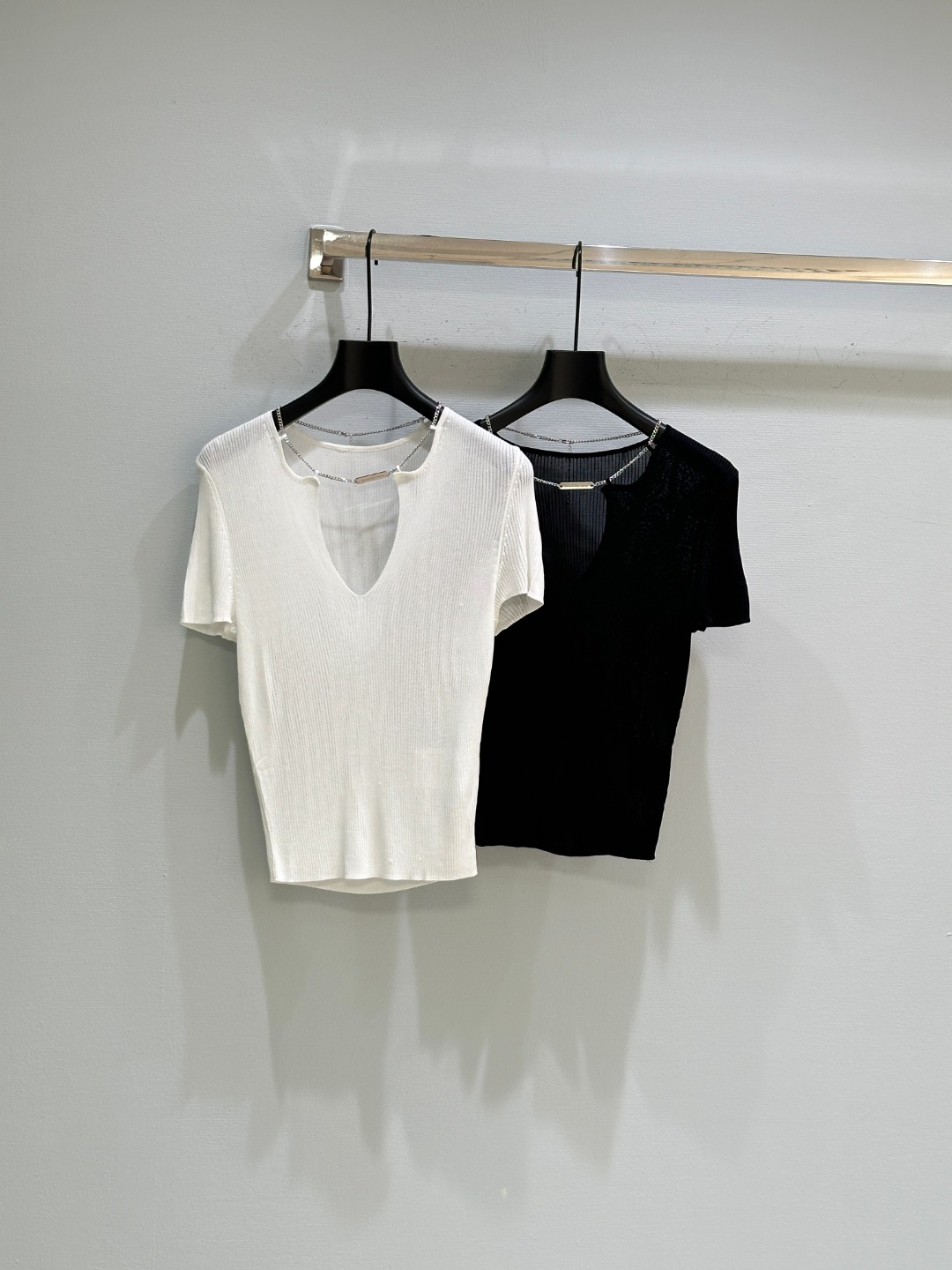 High-Quality Women’s Clothes: New King’s T-Shirt with V-Collar and Logo Chain - 图片 1